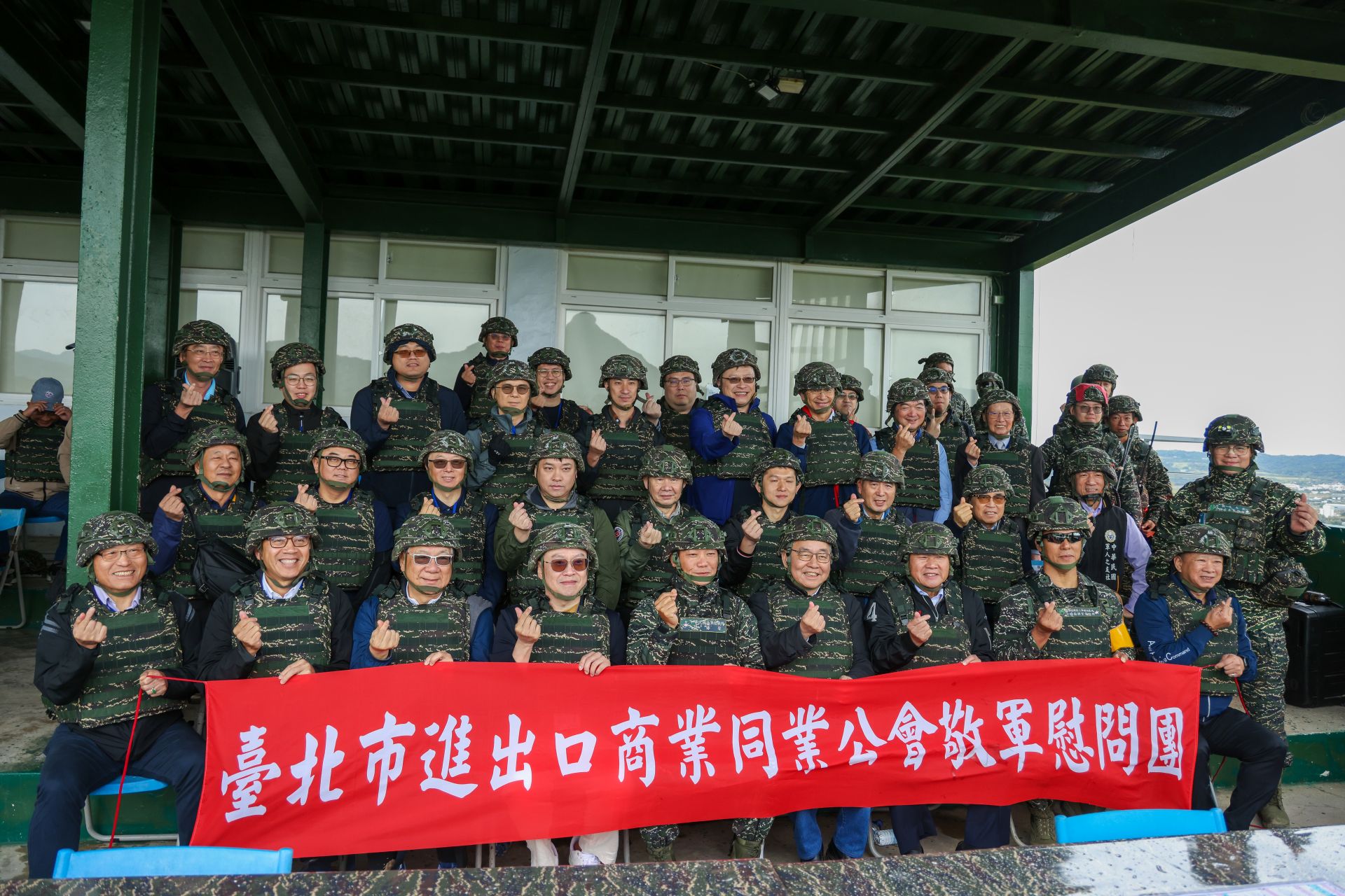 臺北市進出口商業同業公會今日前往恆春三軍聯訓基地實施敬軍慰問，感謝官兵長年堅守崗位、戮力戰備訓練。（記者張雅淳攝）