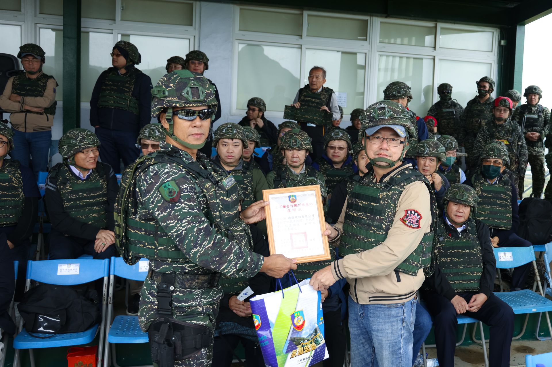 臺北市進出口商業同業公會今日前往恆春三軍聯訓基地實施敬軍慰問，感謝官兵長年堅守崗位、戮力戰備訓練。（記者張雅淳攝）