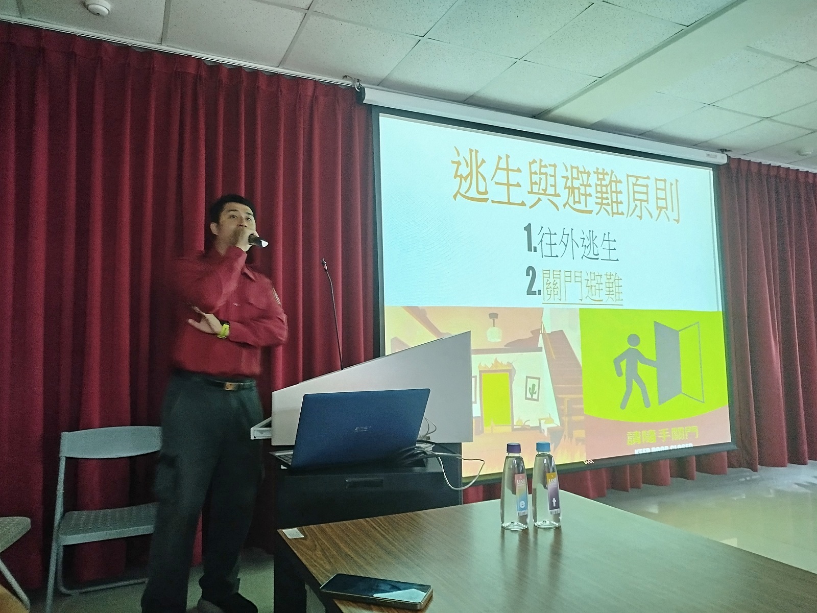 高雄市榮服處舉辦下半年度消防講習暨訓練，藉此強化同仁防災、避難知識，提升消防救災能力。（高市榮服處提供）