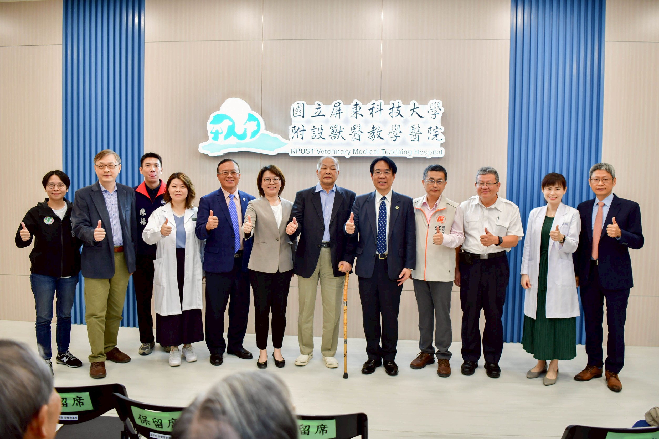 屏科大校長張金龍偕同校內重要主管與產官學界代表共同為獸醫教學醫院城中院區揭牌。（屏科大提供）