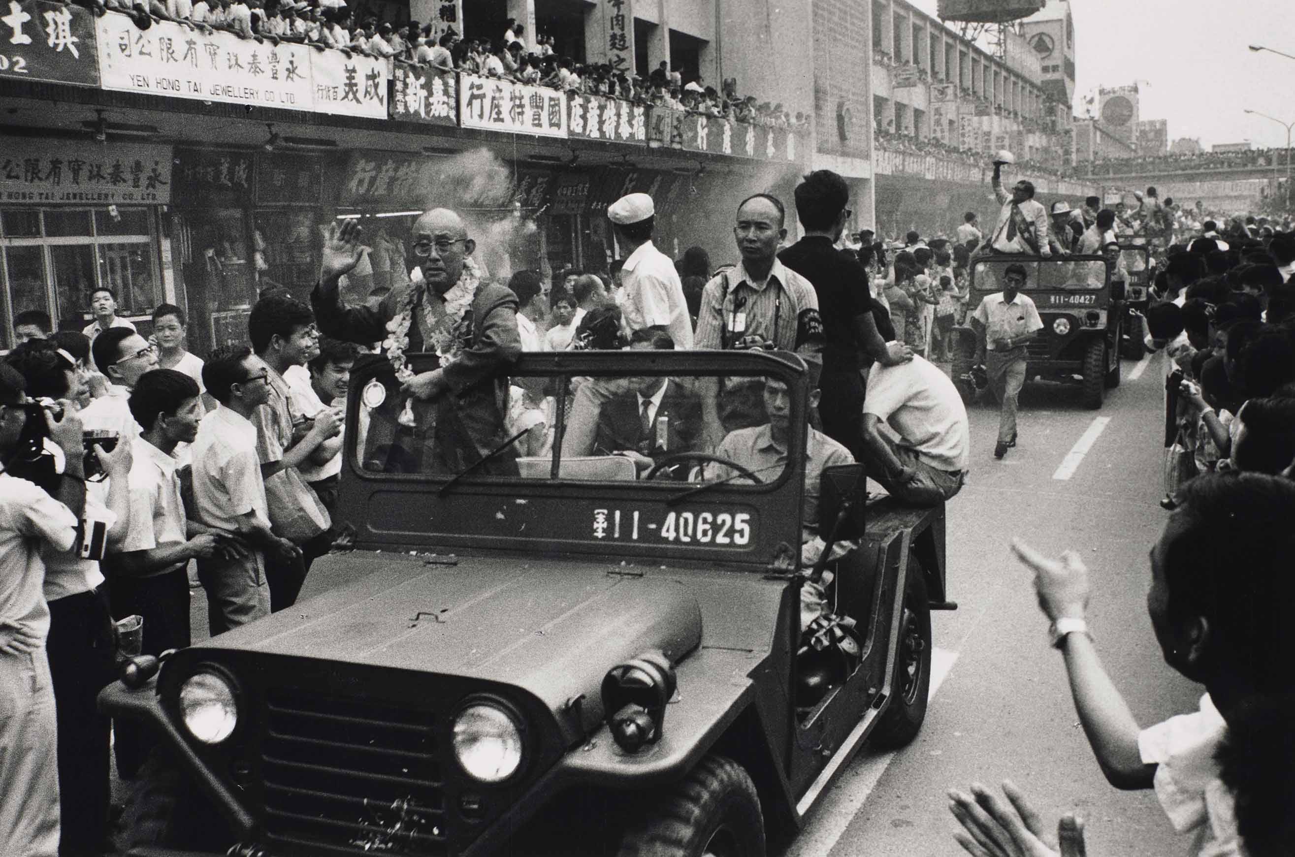 〈少棒之父謝國城〉 攝影家翁庭華作品，1971年。於1971年9月的媒體報導上可以看見「勇奪世界少棒冠軍巨人少棒隊的小國手凱旋返國」等字眼，在當時全民瘋棒球的年代，棒球選手們返國受到英雄式歡迎。（國家攝影文化中心提供）