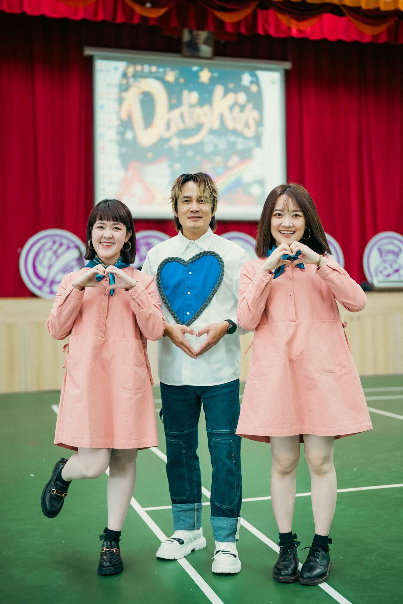 羅文裕（中）攜手彤溫岑二重唱出席為北市大里國小創作校歌活動。（客委會提供）