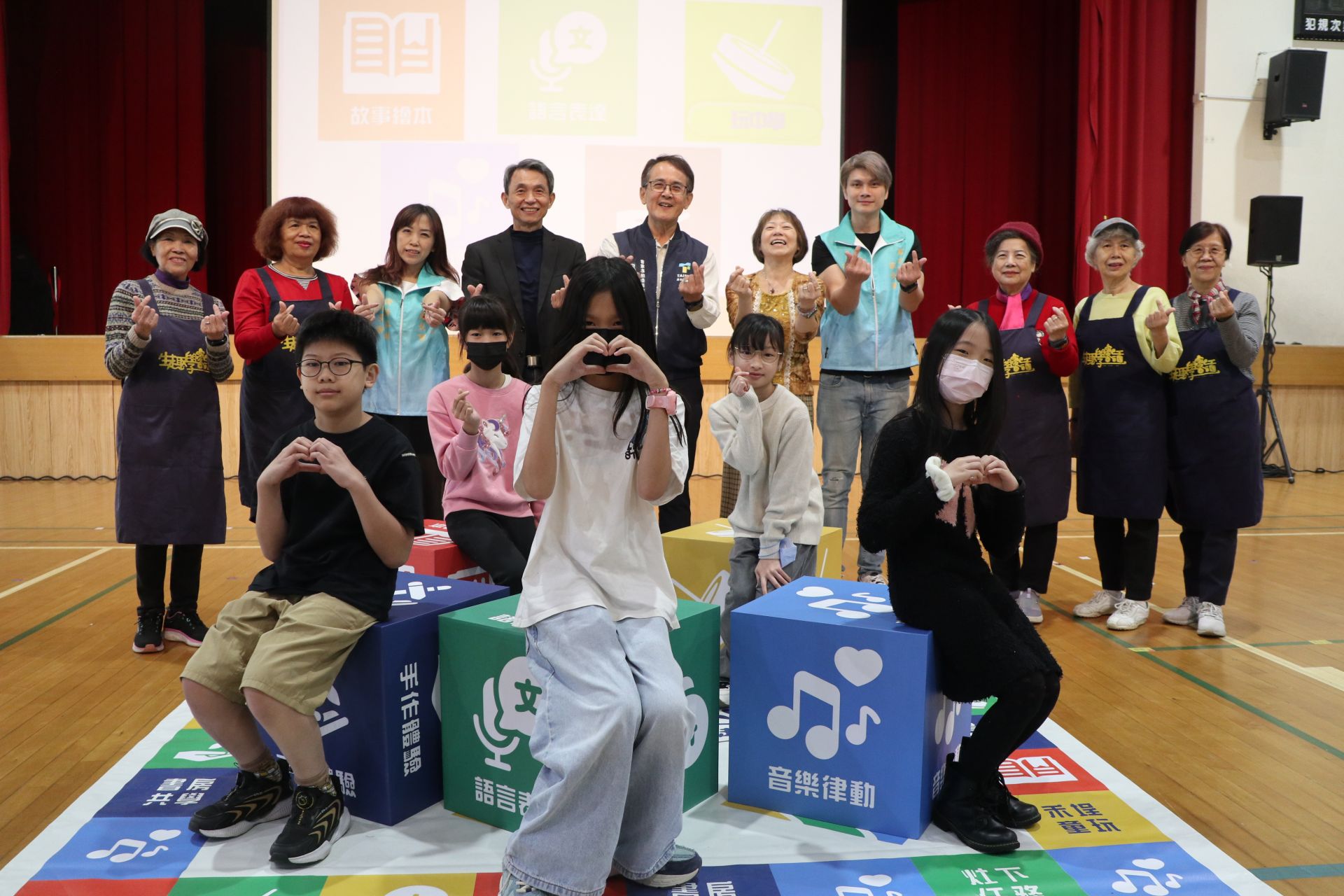 臺北市政府客家事務委員會今日在文山區萬興國小舉辦「客家文化到校」成果記者會，呈現114年度巡迴執行情形。（記者劉昕翊攝）