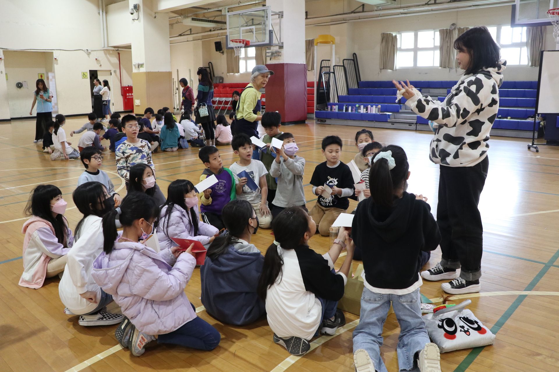 記者會上安排學生與師長們共同體驗縮小版「夥房大富翁」，以及進行各項闖關遊戲與DIY，場面相當熱鬧。（記者劉昕翊攝）