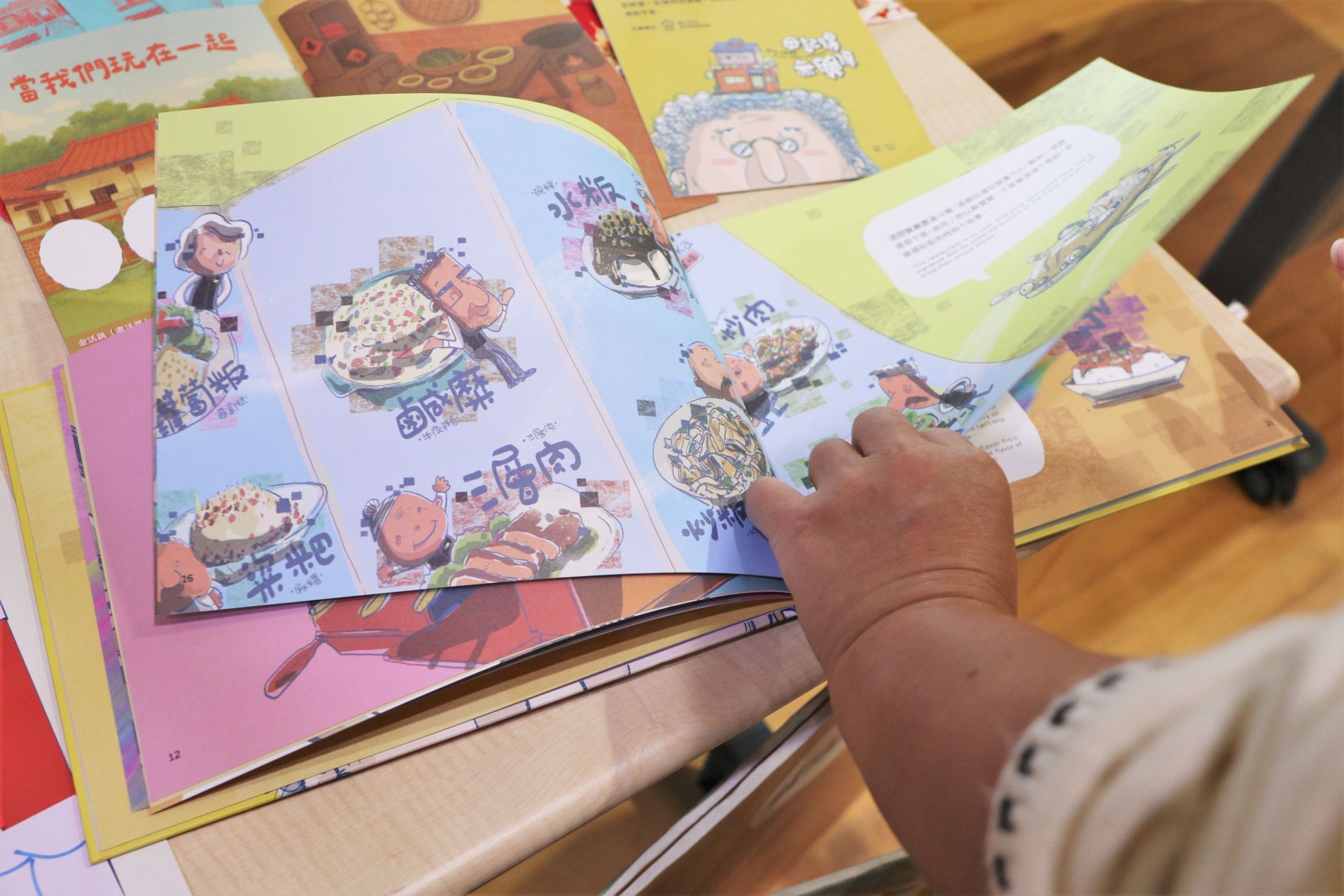 記者會上即展現客家文化到校推動成果的深度與溫度，規劃4大主題展區，展示豐富圖片及道具，呈現114年度巡迴執行情形。（記者劉昕翊攝）