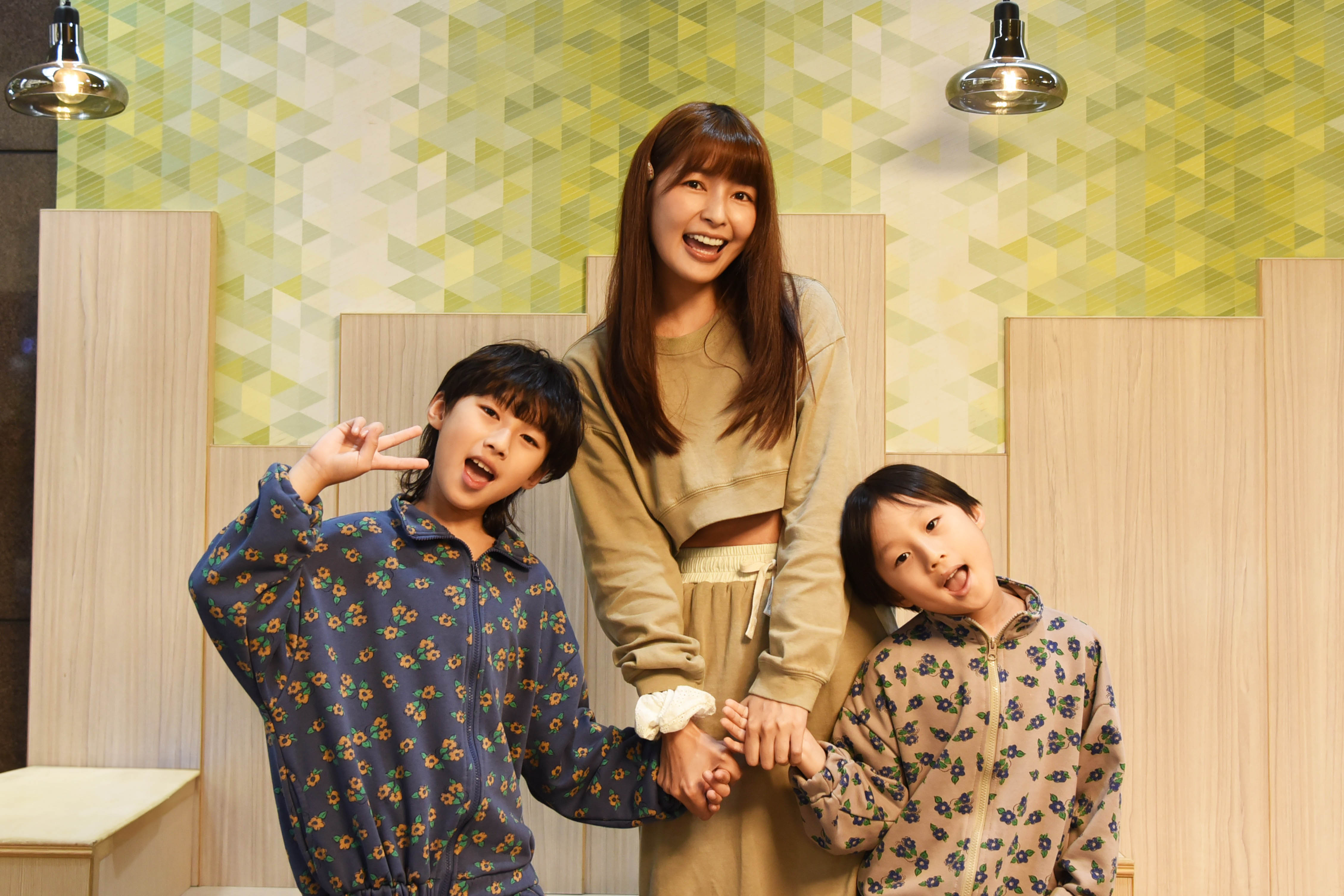 林舒語（中）與大兒子多多（左）、二兒子圈圈手牽手走進劇場。（夢田影像提供）