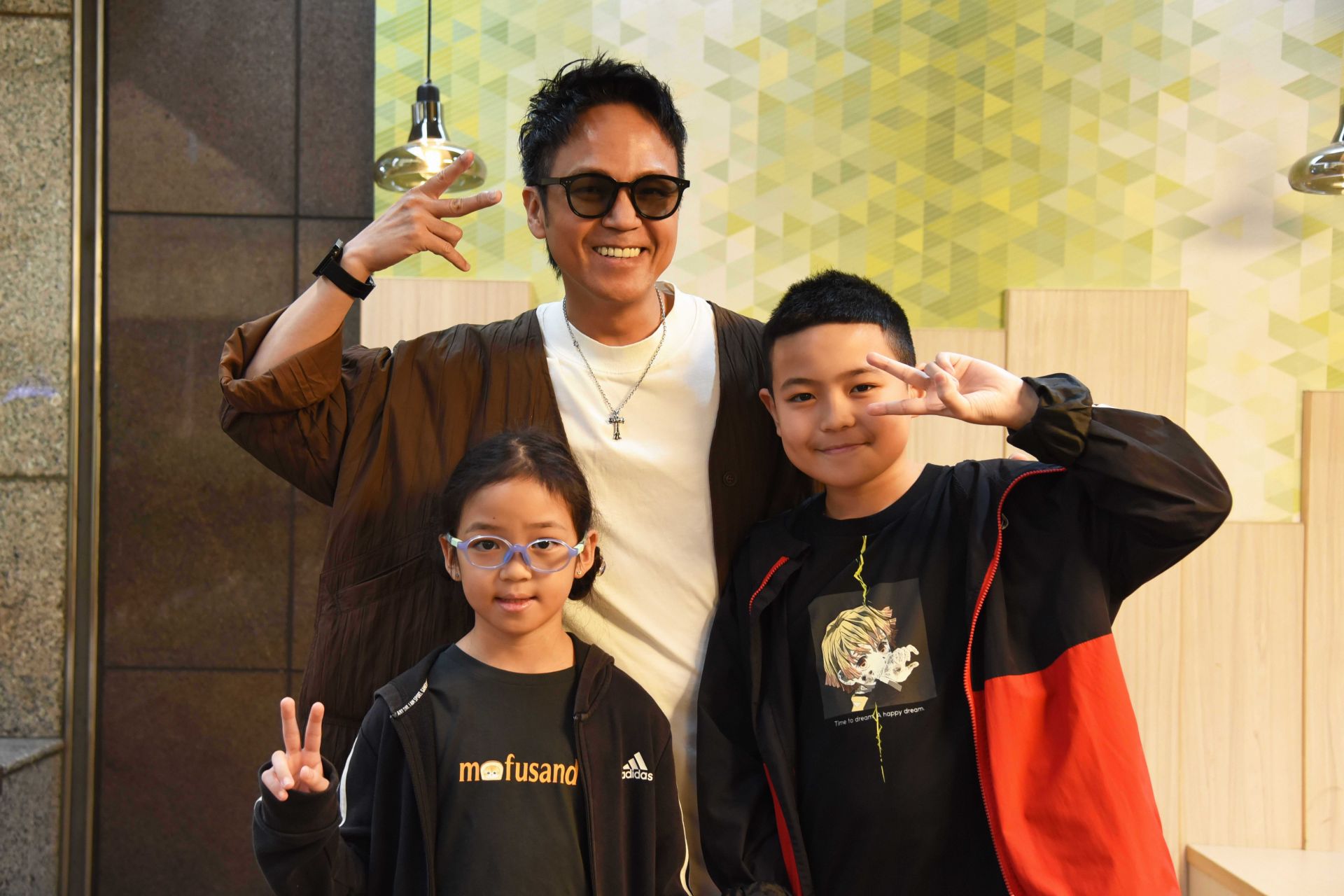 徐詣帆（中）攜兒女朝聖阿甯咕全家人深受感動。（夢田影像提供）