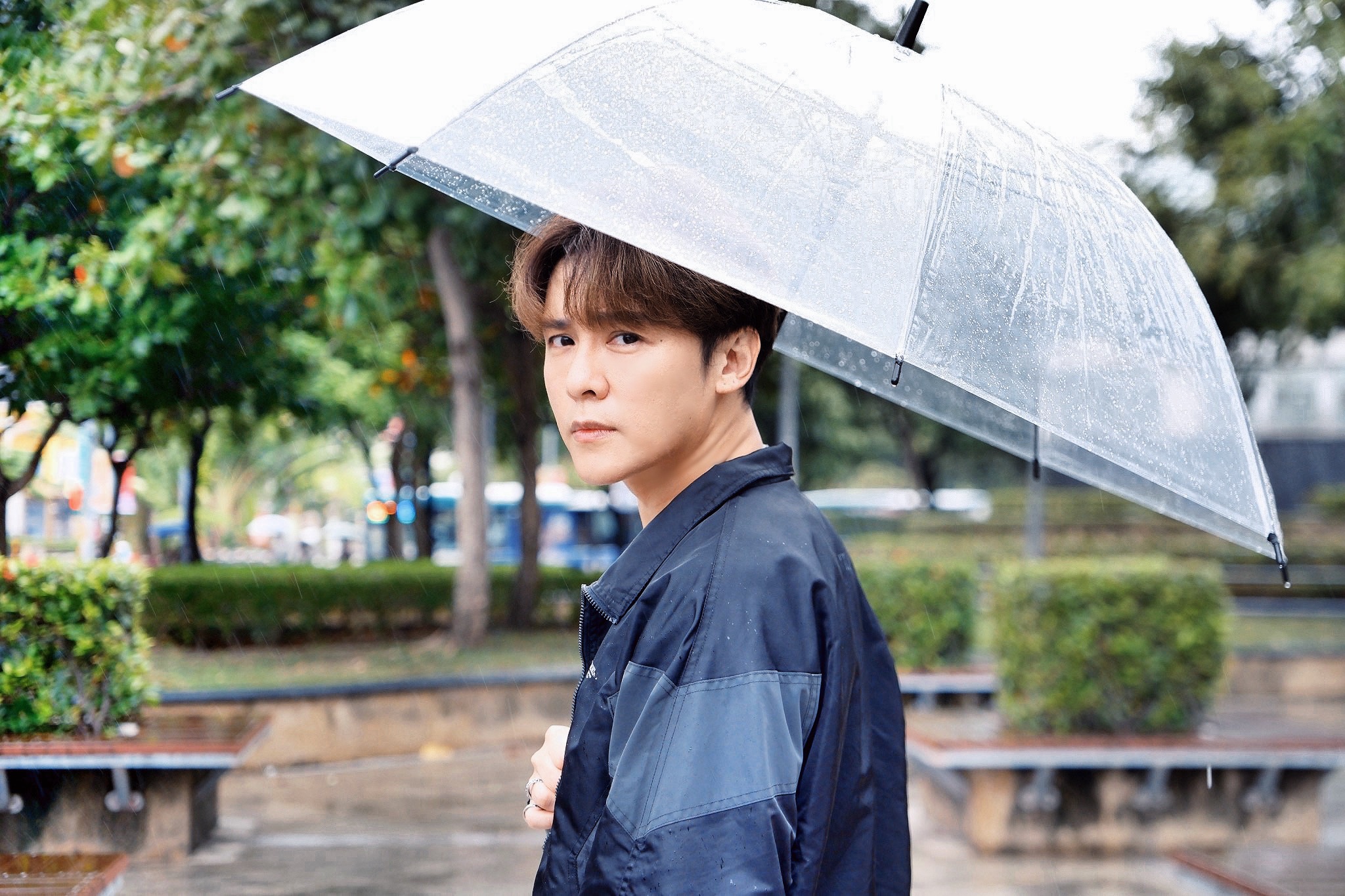 金志遙以「致敬郭富城」的經典造型出演女團「SVETA心動女孩」新歌MV。（心動藝能提供）