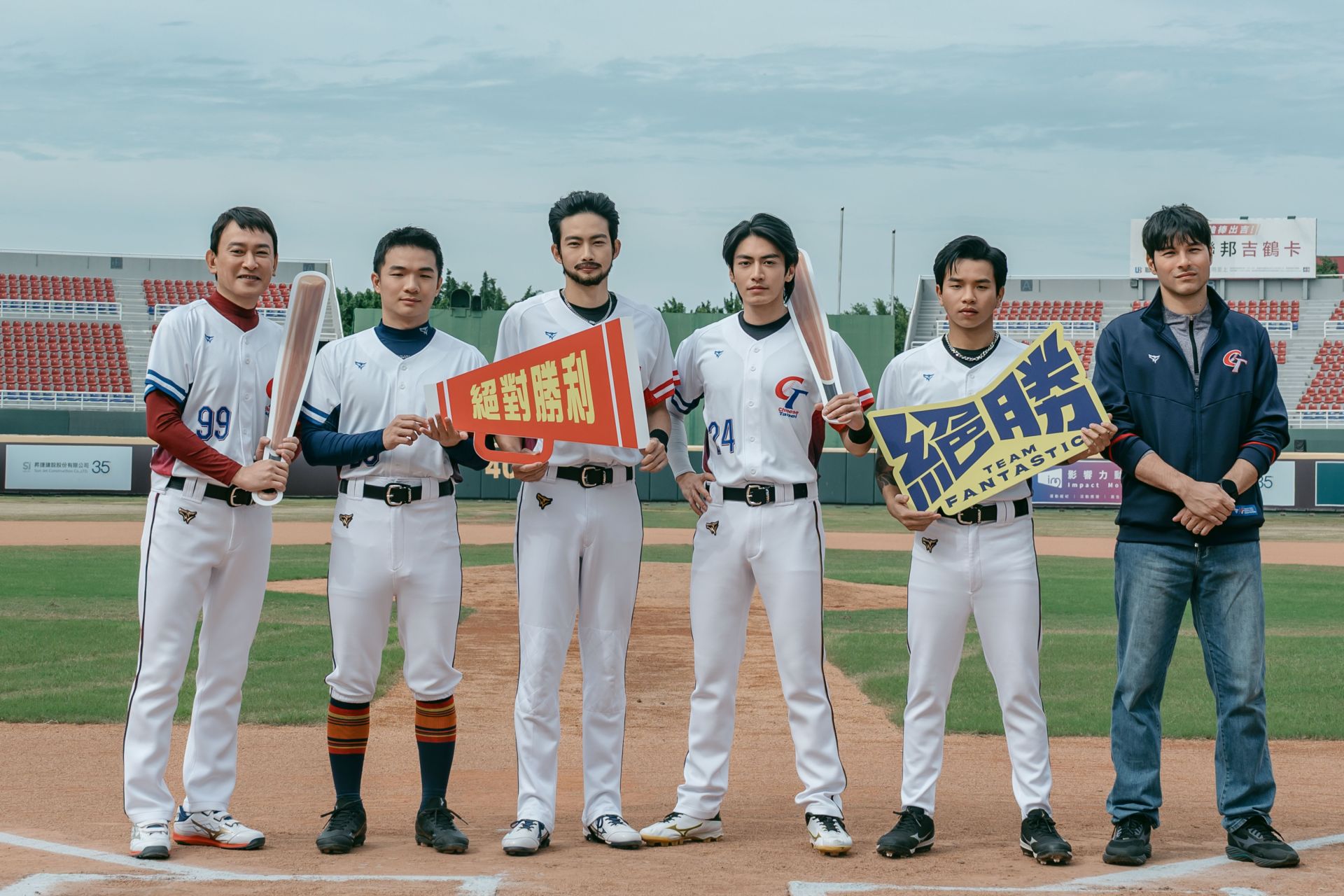 《絕勝》王識賢（左起）、胡智強、張庭瑚、宋柏緯、陳泰河、鳳小岳帥氣亮相。（瀚草文創提供）