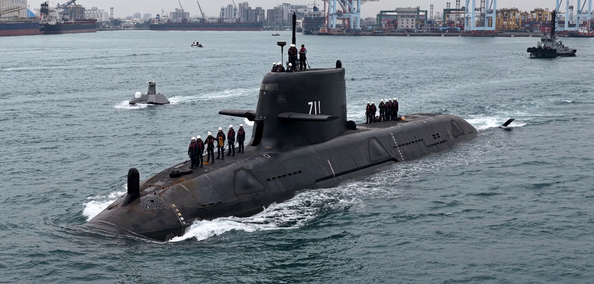 「海鯤軍艦」今日完成第4次海上浮航測試，順利執行動力、空調、航儀、通信、潛望鏡、聲納等測試項目。（臺船公司提供）