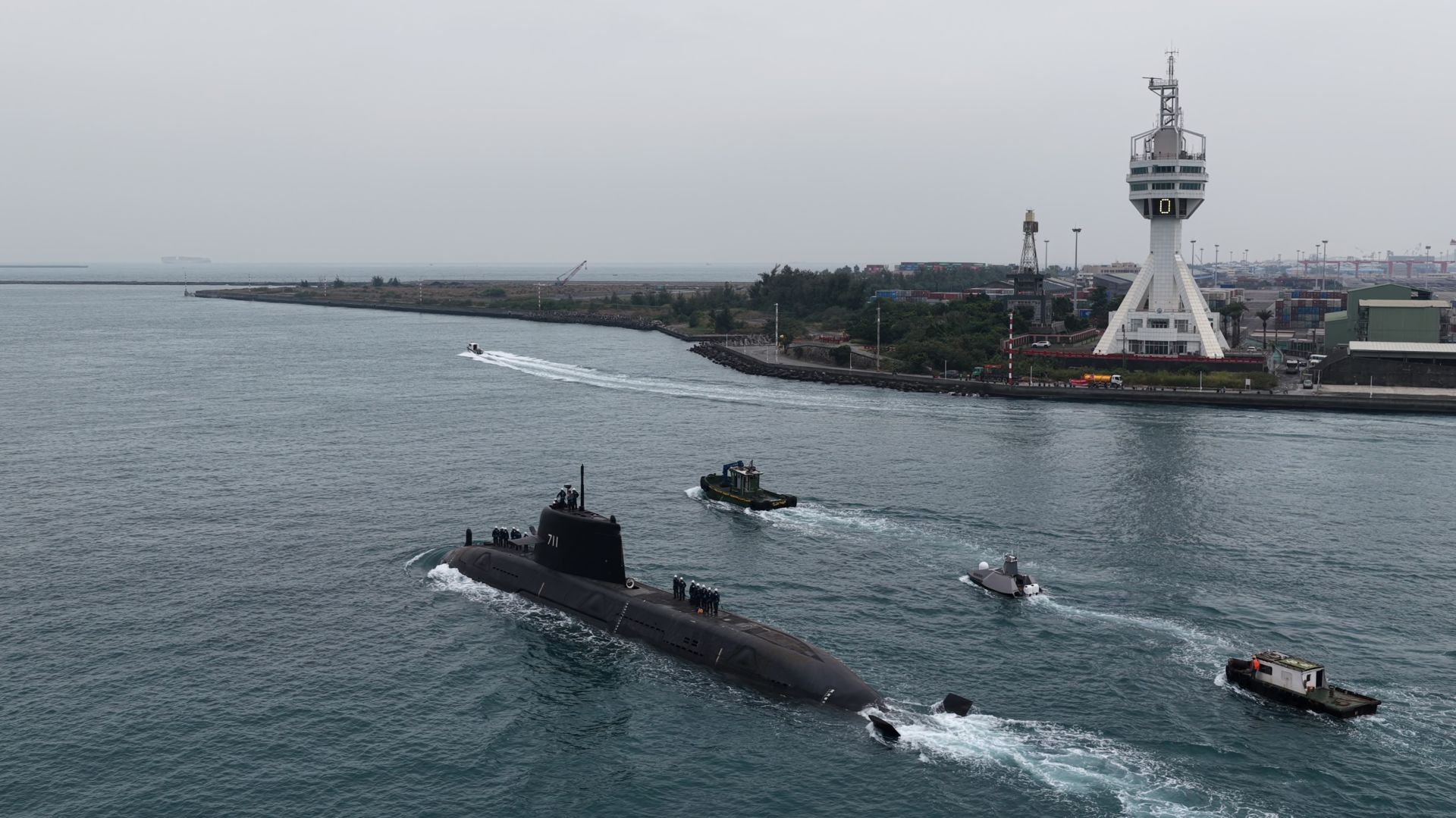 「海鯤軍艦」今日完成第4次海上浮航測試，順利執行動力、空調、航儀、通信、潛望鏡、聲納等測試項目。（臺船公司提供）