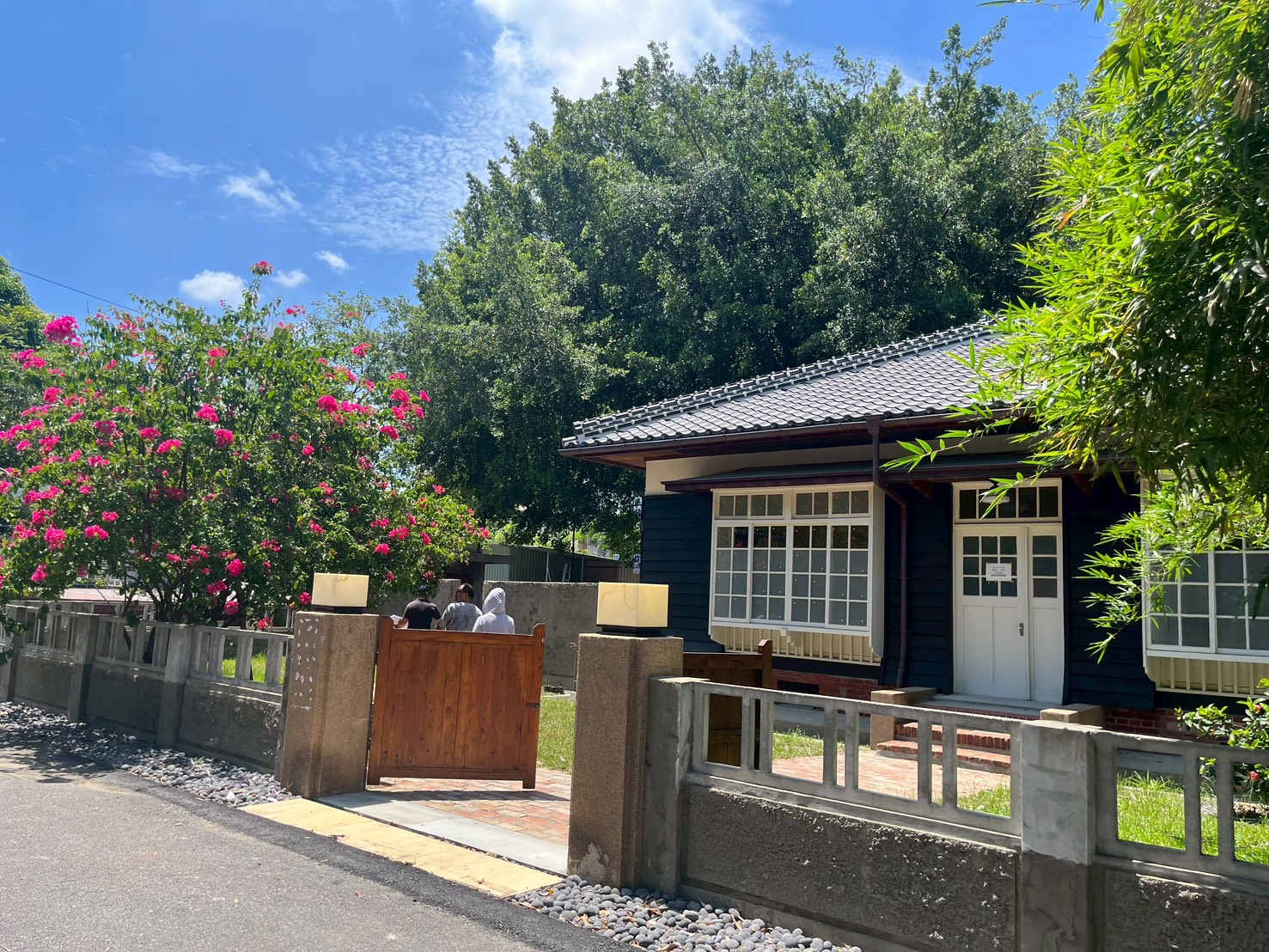 位於臺南市北區公園路321巷的「321巷藝術聚落」－市定古蹟「原日軍步兵第二聯隊官舍群」，目前南、北館新建工程已進入最後階段，預計於今年底完工。（臺南市政府提供）