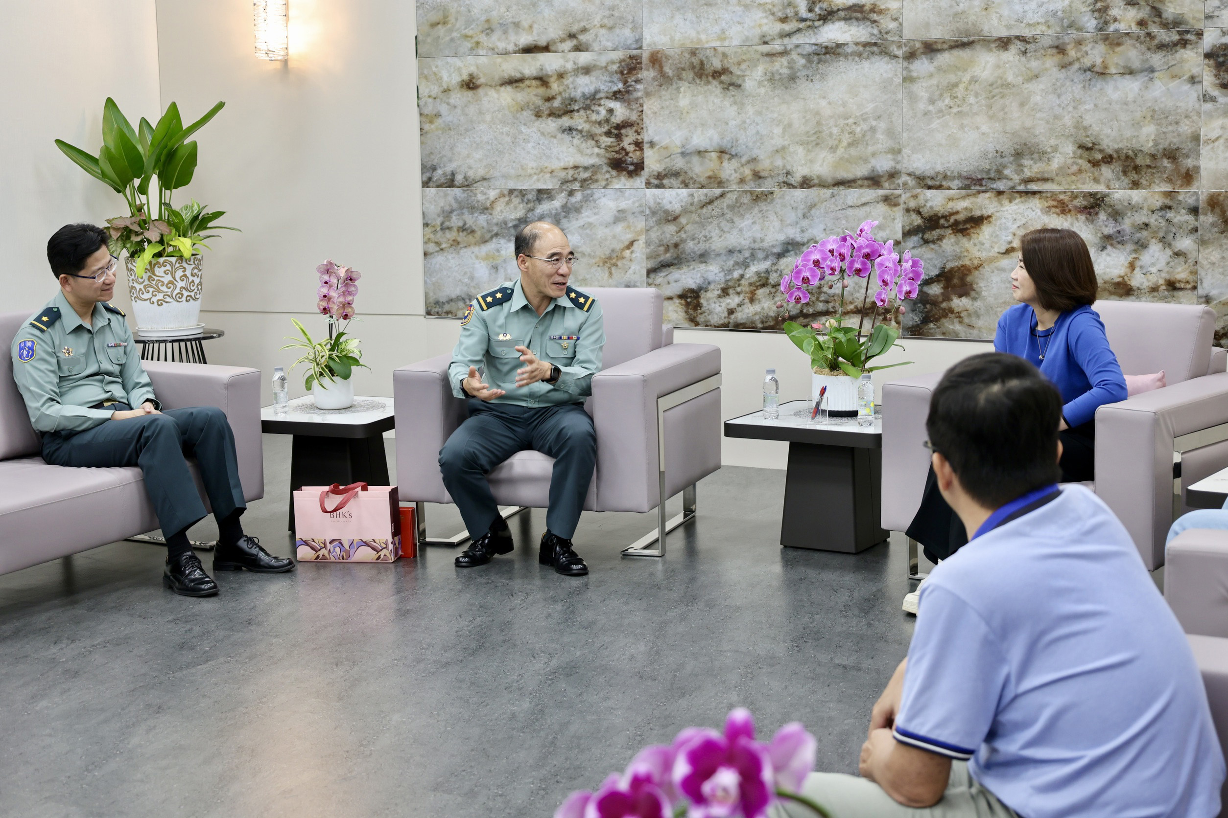 8軍團指揮官廖中將昨日拜會屏東縣長周春米，期攜手合作，共同提升區域安全與韌性。（８軍團提供）