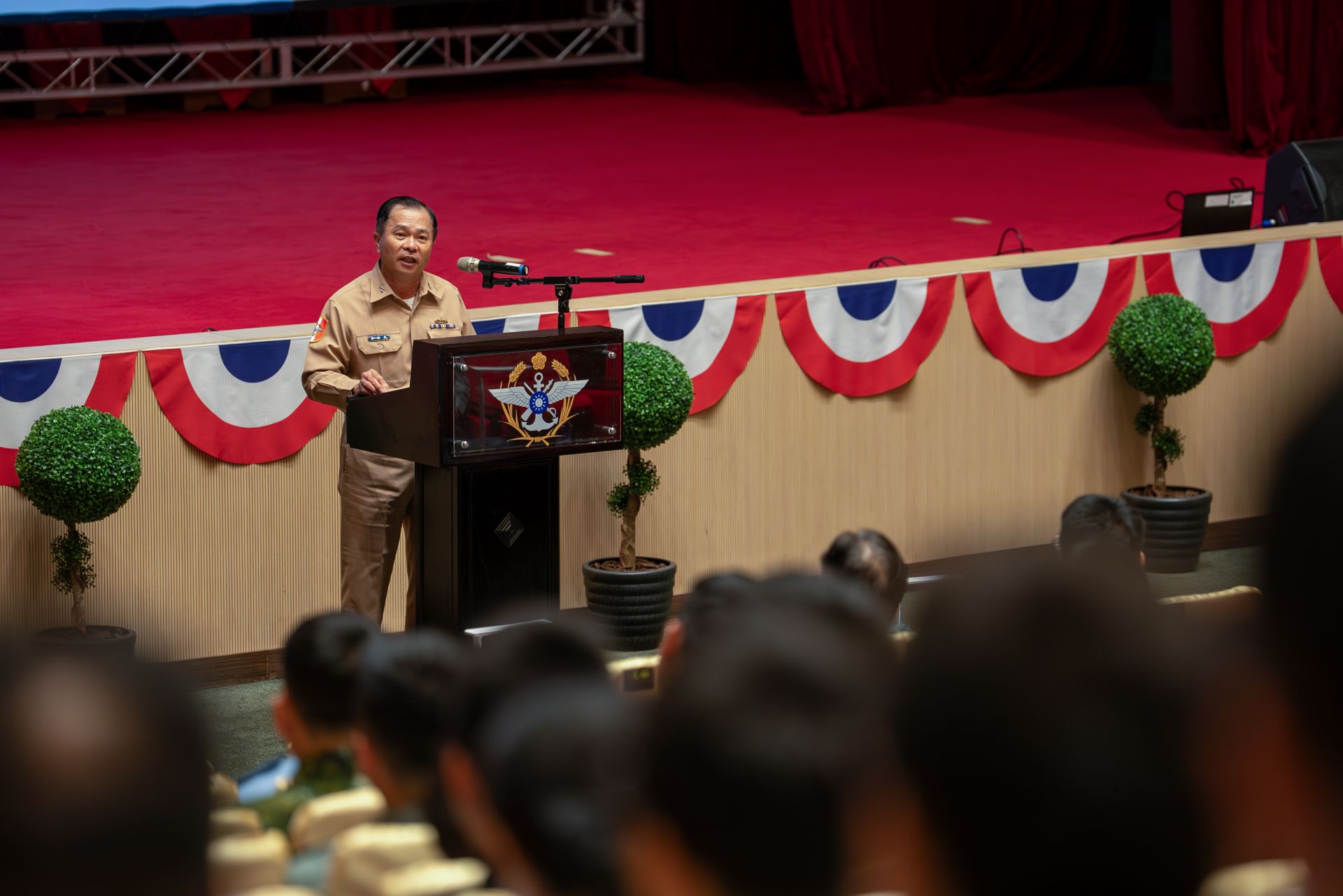 黃常次於講習中勉勵與會人員落實採購作業規範，強調每一環節都是守護國防安全的重要關鍵。（國防部提供）