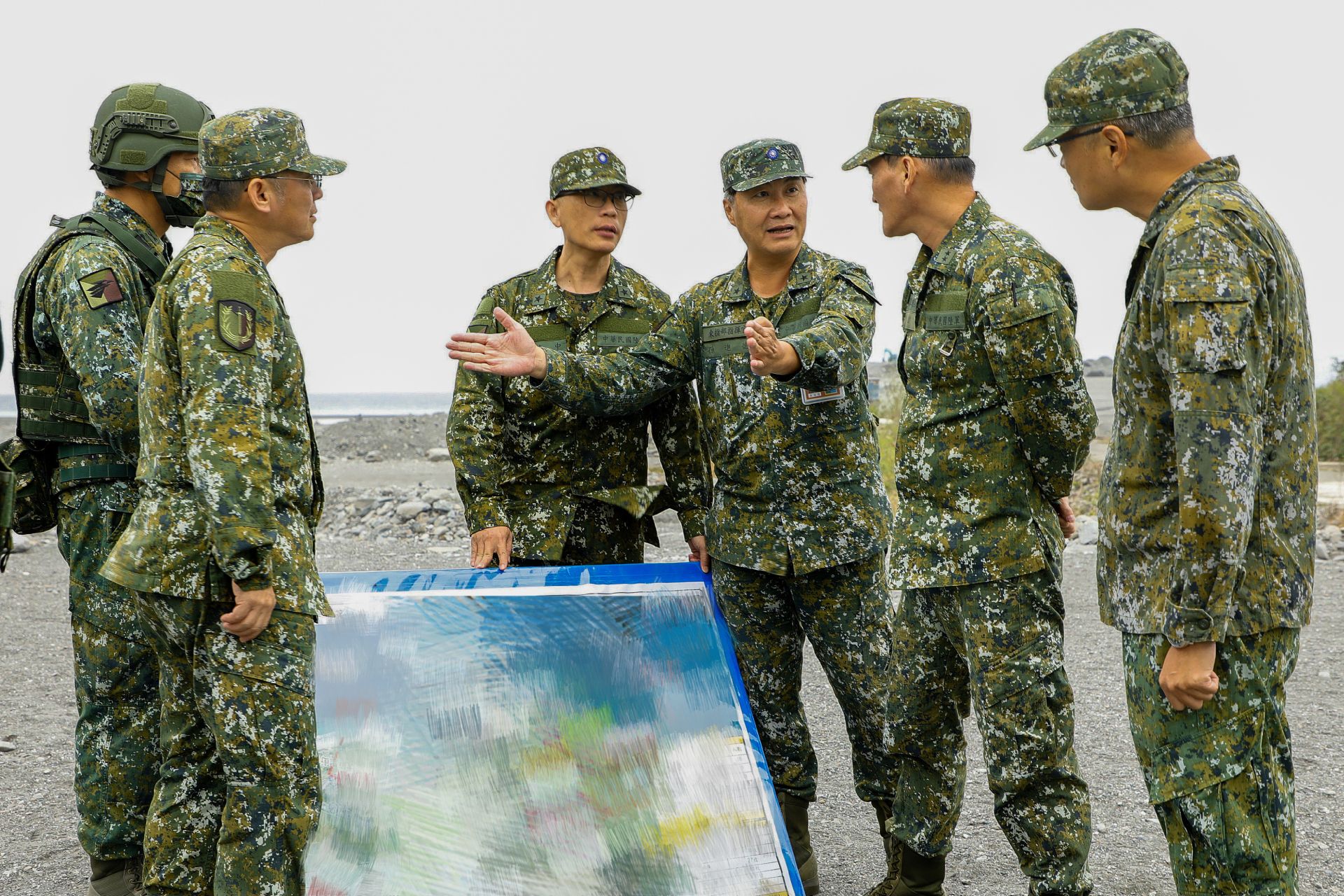 第2作戰區指揮官劉中將昨日視導火砲實彈射擊整備，實地了解各項設施與管制組運作。（第2作戰區提供）