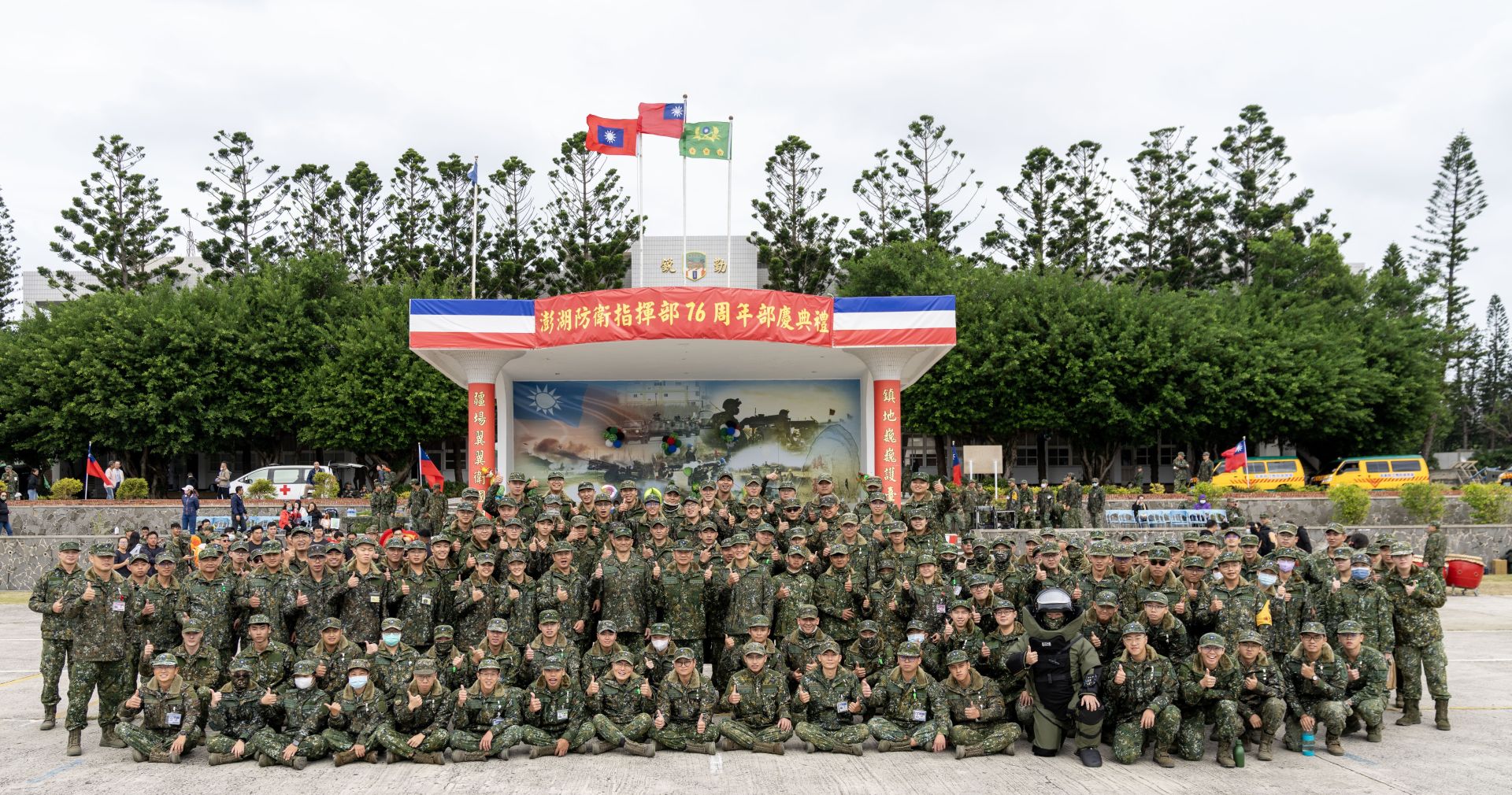 澎防部指揮官陳中將昨日主持76週年部慶系列活動，並與官兵合影留念。（澎防部提供）