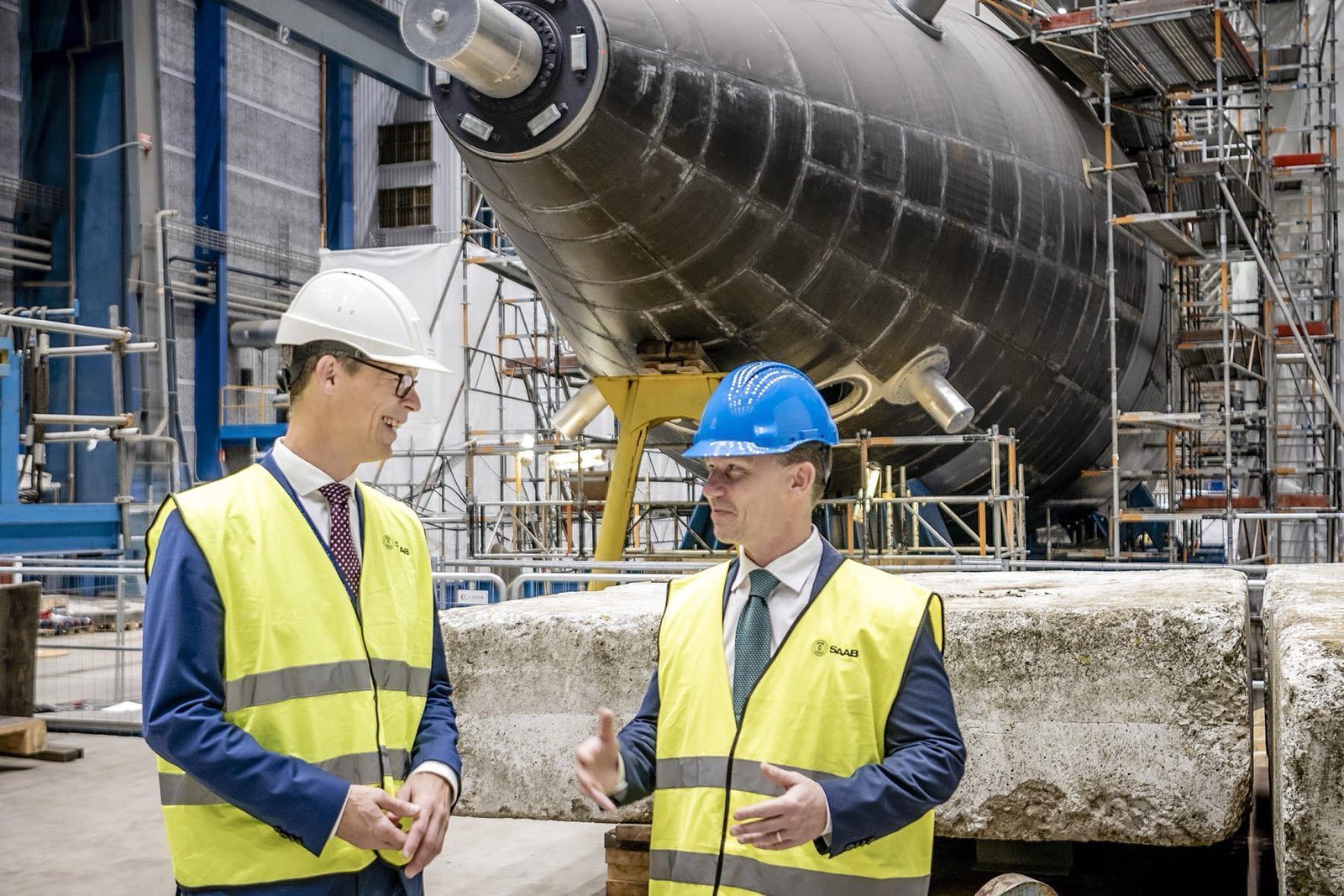 波蘭將成為A26級潛艦首個出口用戶。圖為克里斯特森與國防部長約松一同視察A26級建造情形。（取自約松「X」帳號）