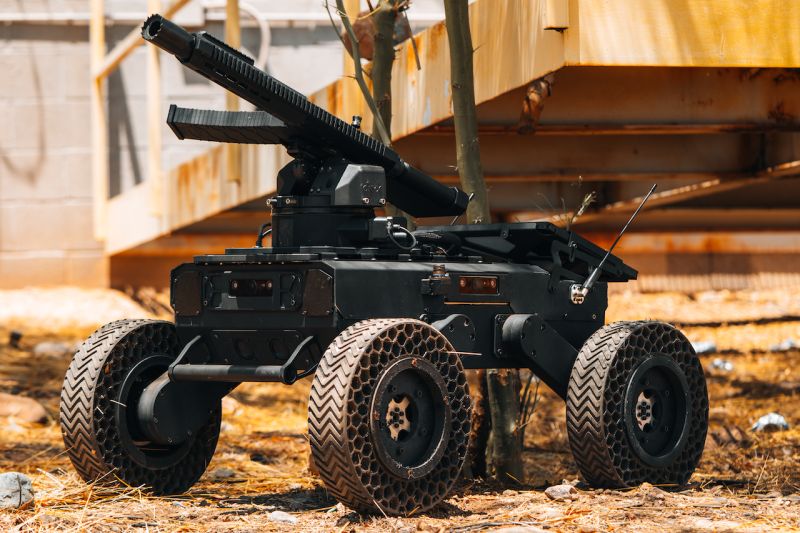 「火蟻」可安裝輕兵器等槍械酬載，執行巡邏與警戒等任務。（取自Swarmbotics AI公司領英）