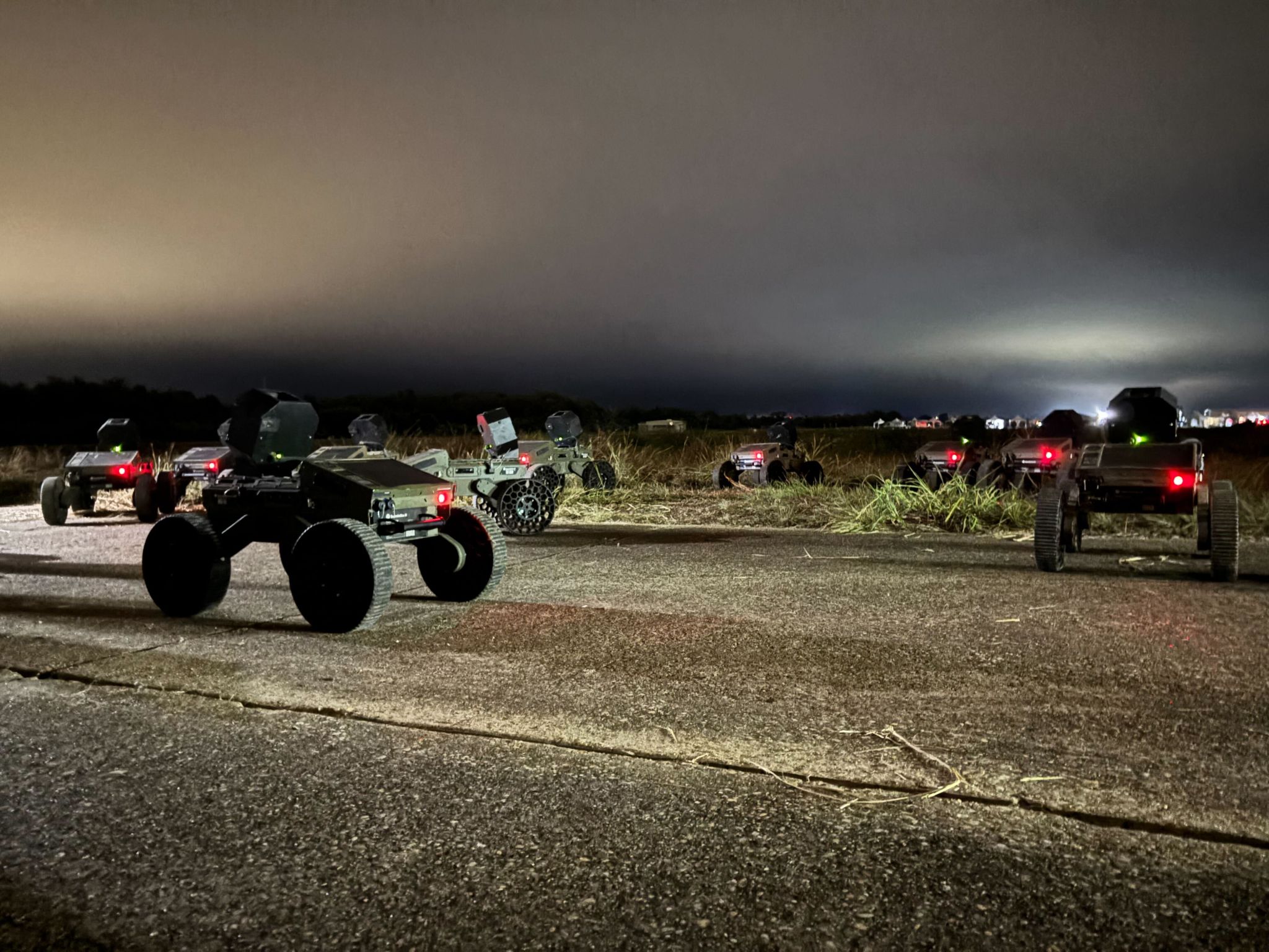 美新創公司將「火蟻」無人地面載具投入美軍地面測試，展現自主協同戰力。（取自Swarmbotics AI公司領英）