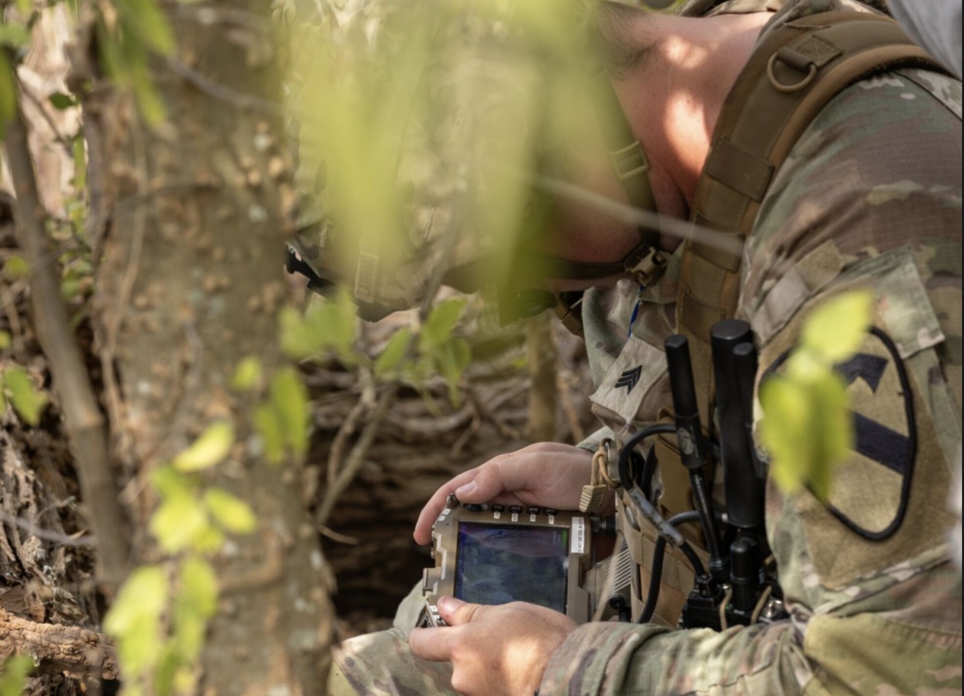 美陸軍官兵在測試中，僅用一臺平板電腦便可同時操控數輛「火蟻」。（取自Swarmbotics AI公司領英）