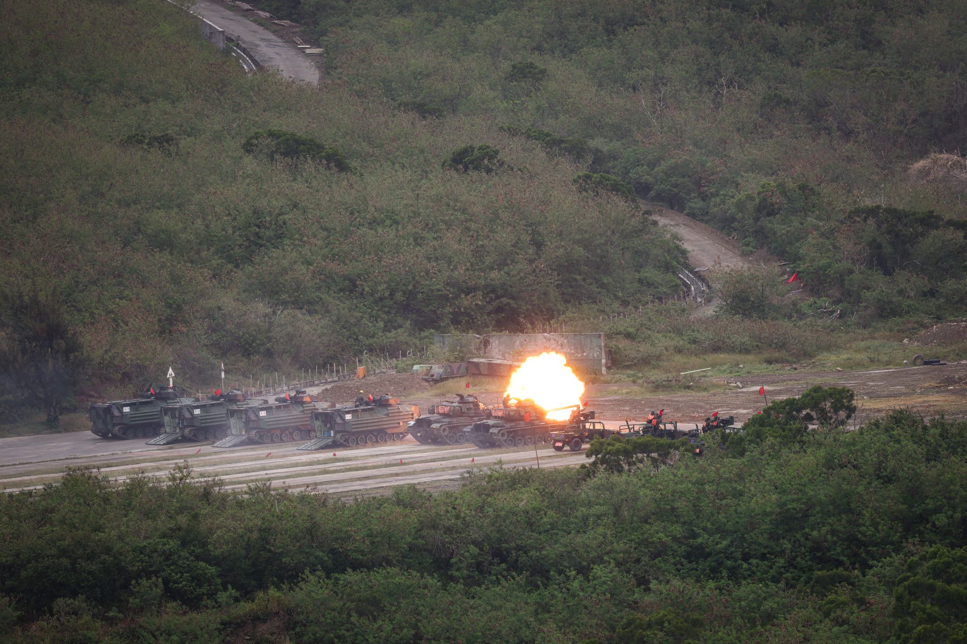 M60A3戰車進入陣地，模擬對敵軍進行火力制壓。（記者張雅淳攝）