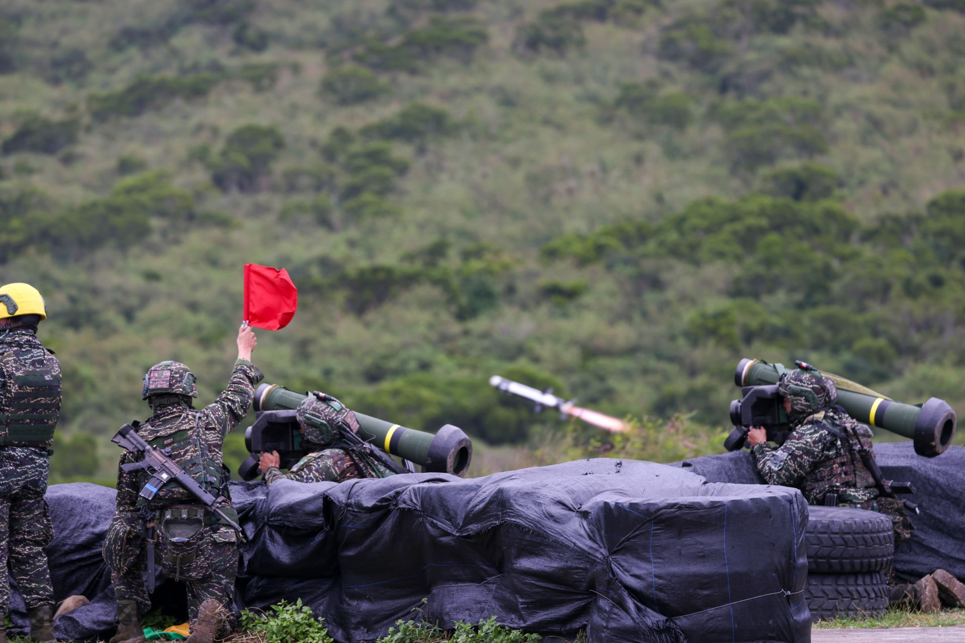 官兵運用標槍飛彈模擬對敵裝甲武器實施射擊。（記者張雅淳攝）