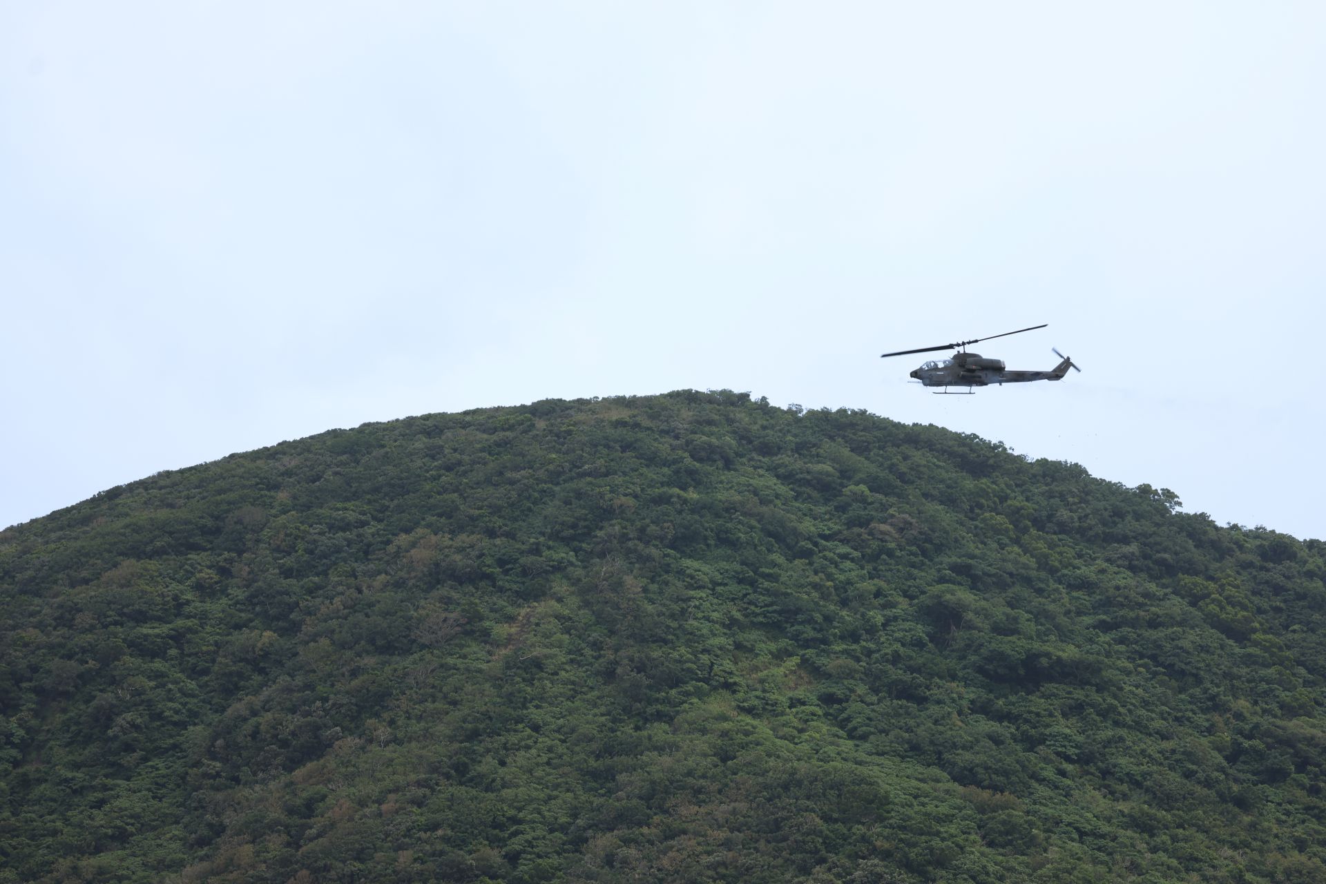 陸航AH-1W攻擊直升機運用火箭對敵重要目標實施壓制與殲擊，削弱其防禦火力。（記者張雅淳攝）