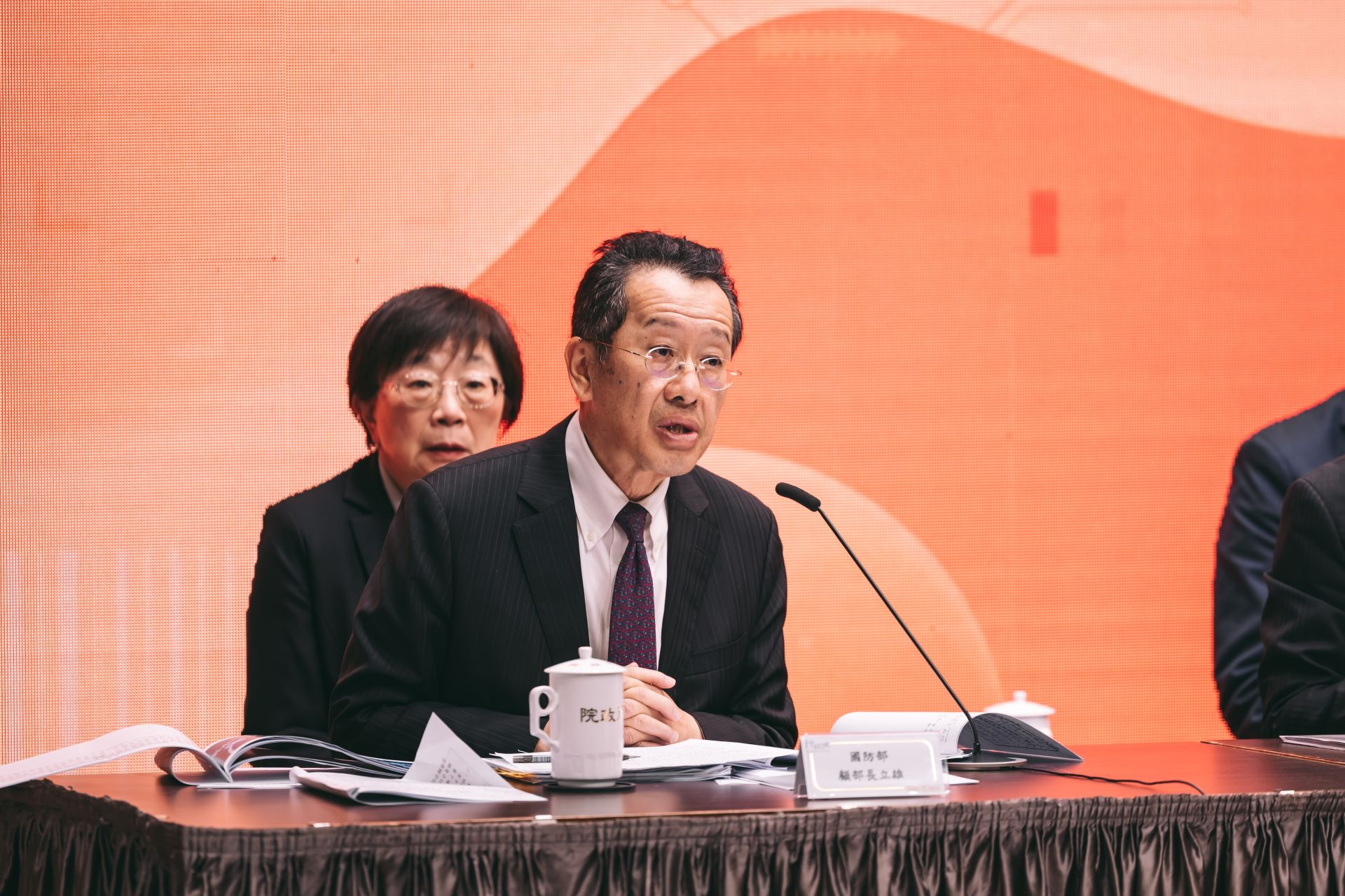  顧部長出席行政院會會後記者會，說明臺美雙方軍購協調狀況。（記者陳彥陵攝）