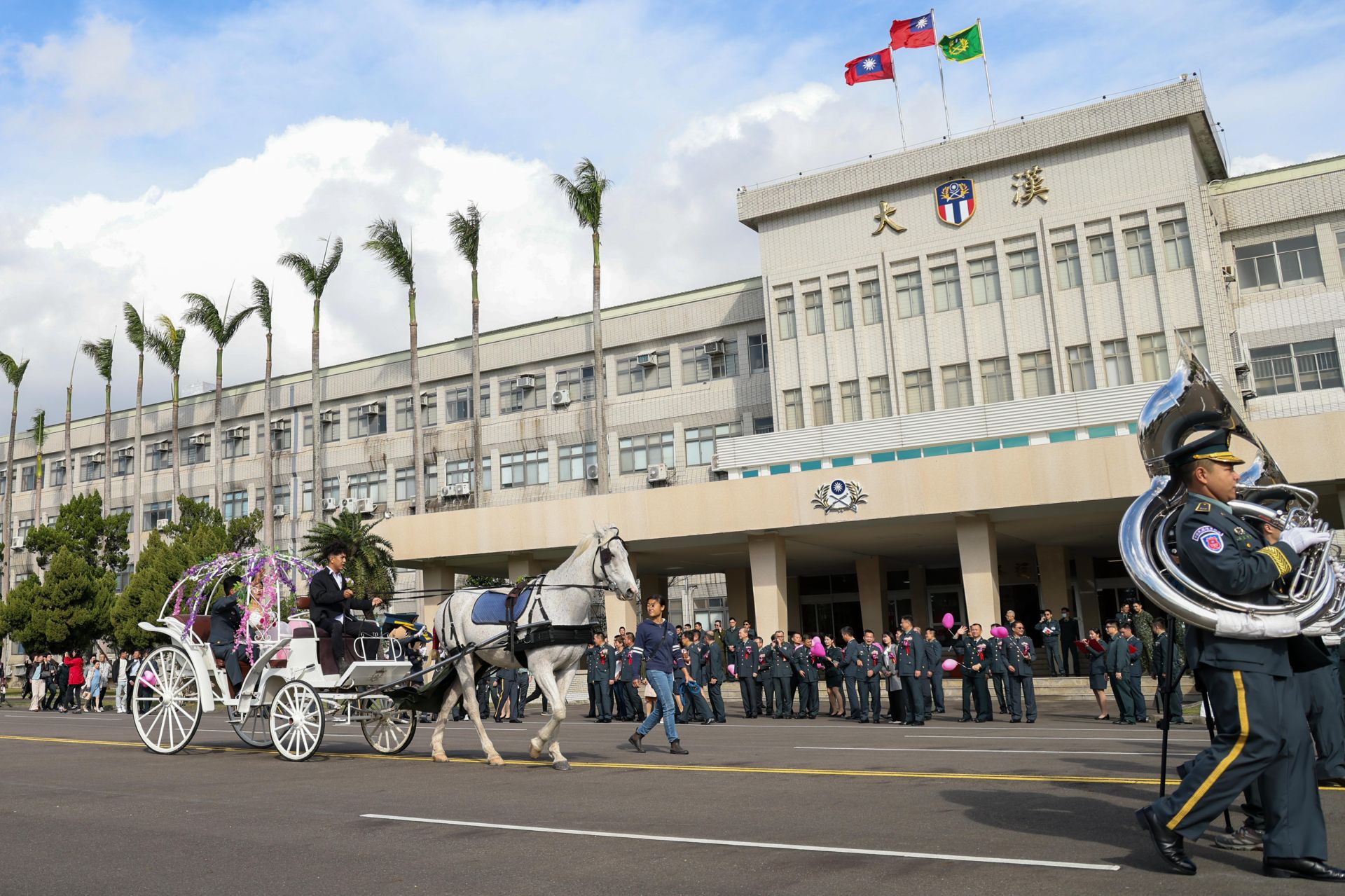 遊行過程特別安排新人乘坐白馬馬車，宛如童話故事般的夢幻場景，留下獨一無二的幸福回憶。（記者王子昌攝）