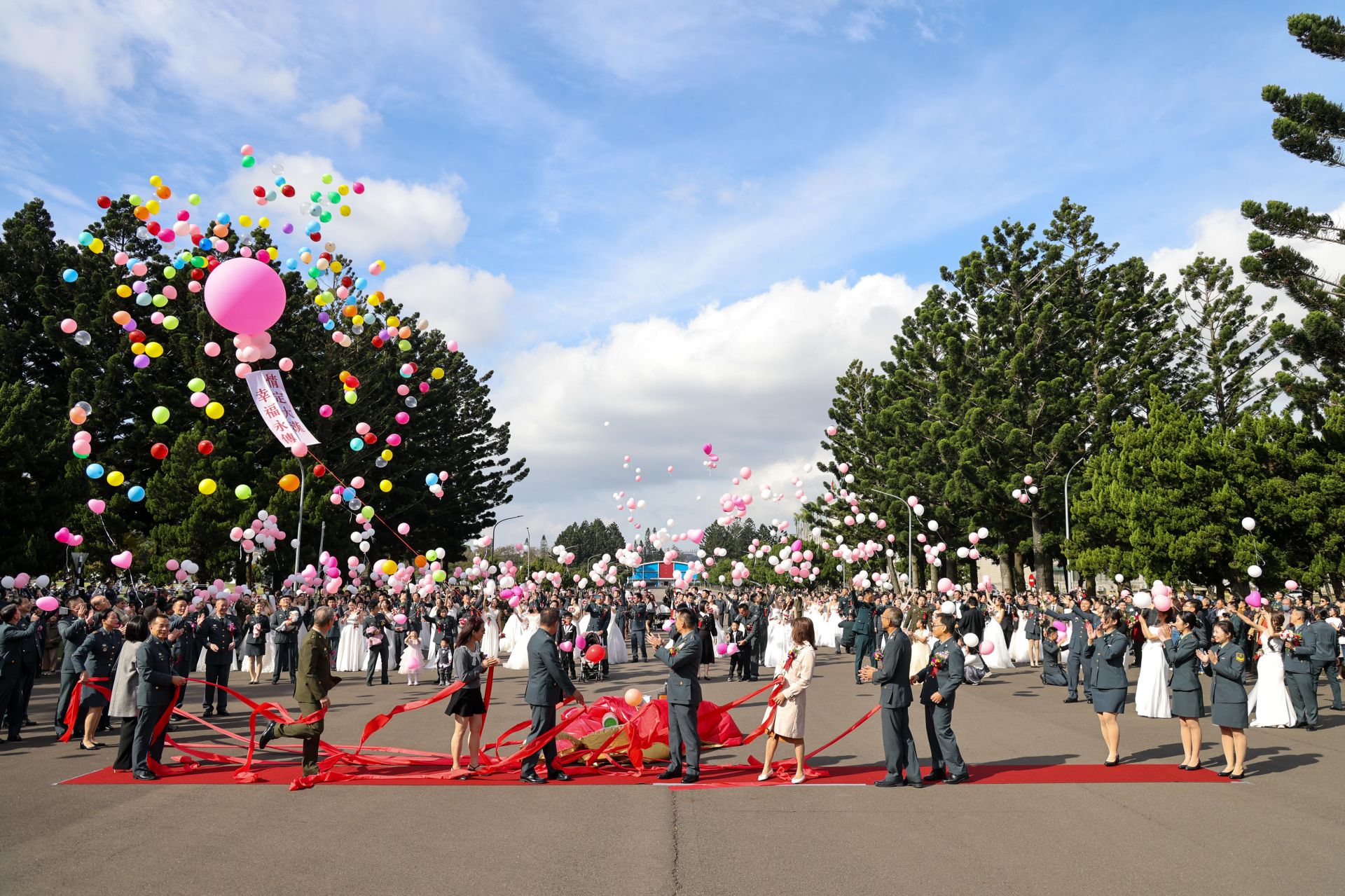 呂司令率領大漢營區官兵與現場佳偶們，一同施放幸福氣球，象徵攜手迎向美滿未來。（記者王子昌攝）