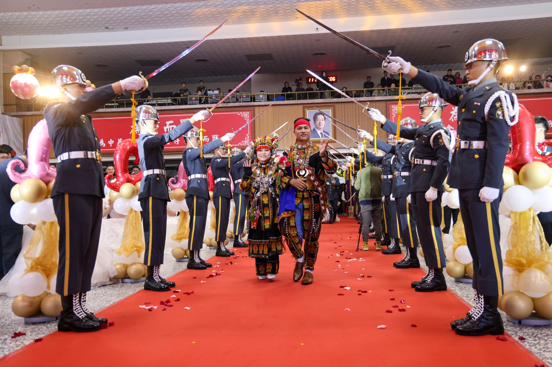陸軍儀隊在會場紅毯兩側搭起幸福劍門，新人攜手步入會場，象徵彼此堅毅忠誠。（記者王子昌攝）