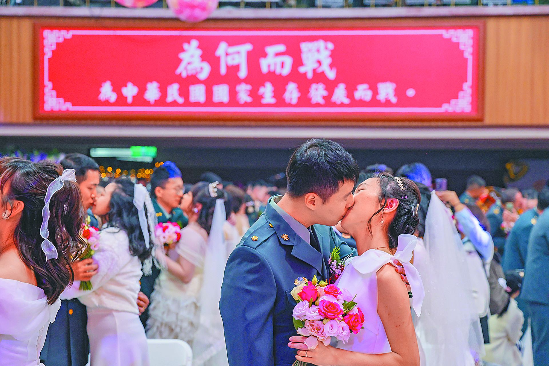 新人們在現場嘉賓與親友眷屬的祝福聲中幸福擁吻。（記者王子昌攝）