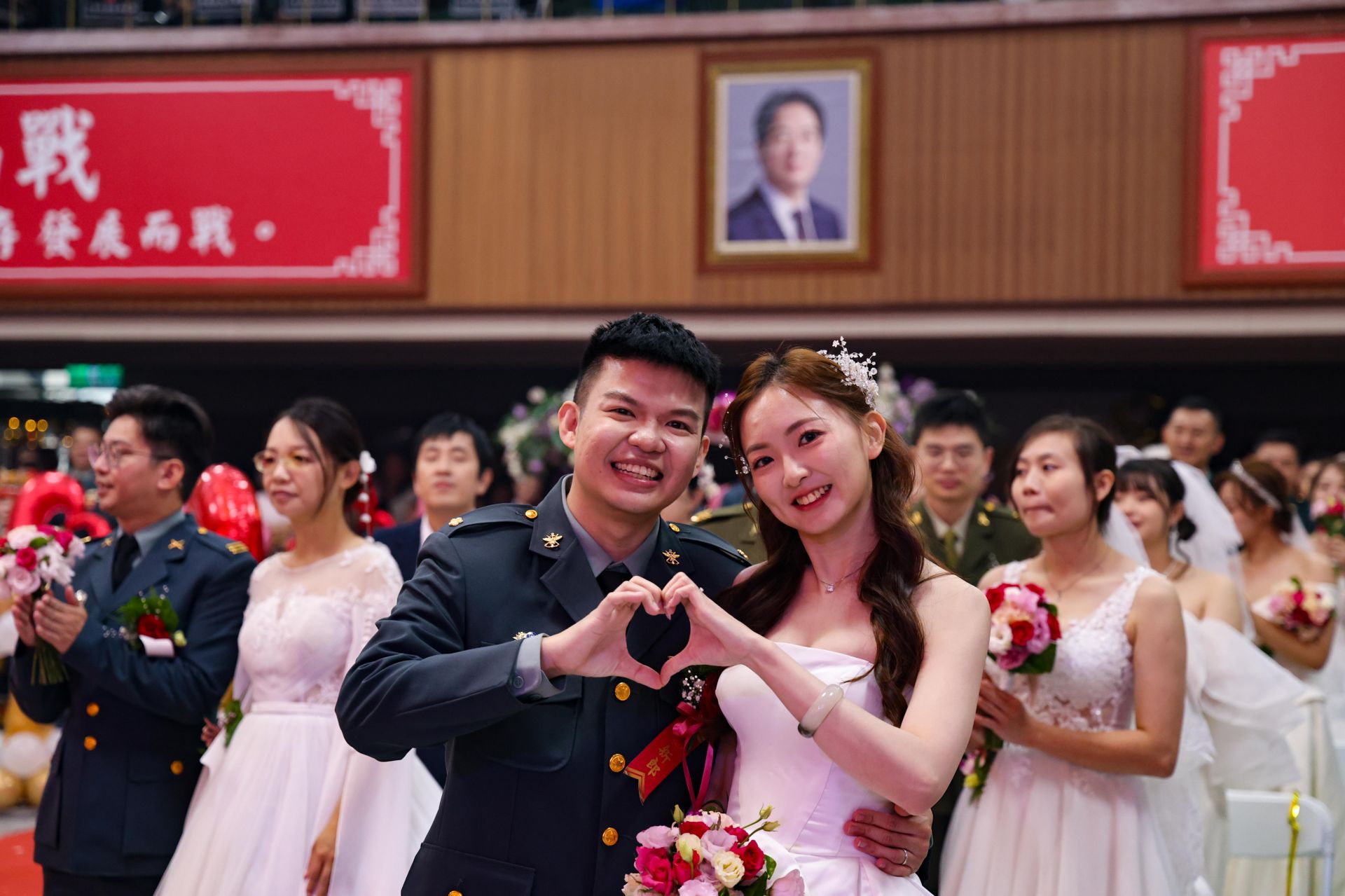 新人在典禮現場甜蜜合影。（記者王子昌攝）