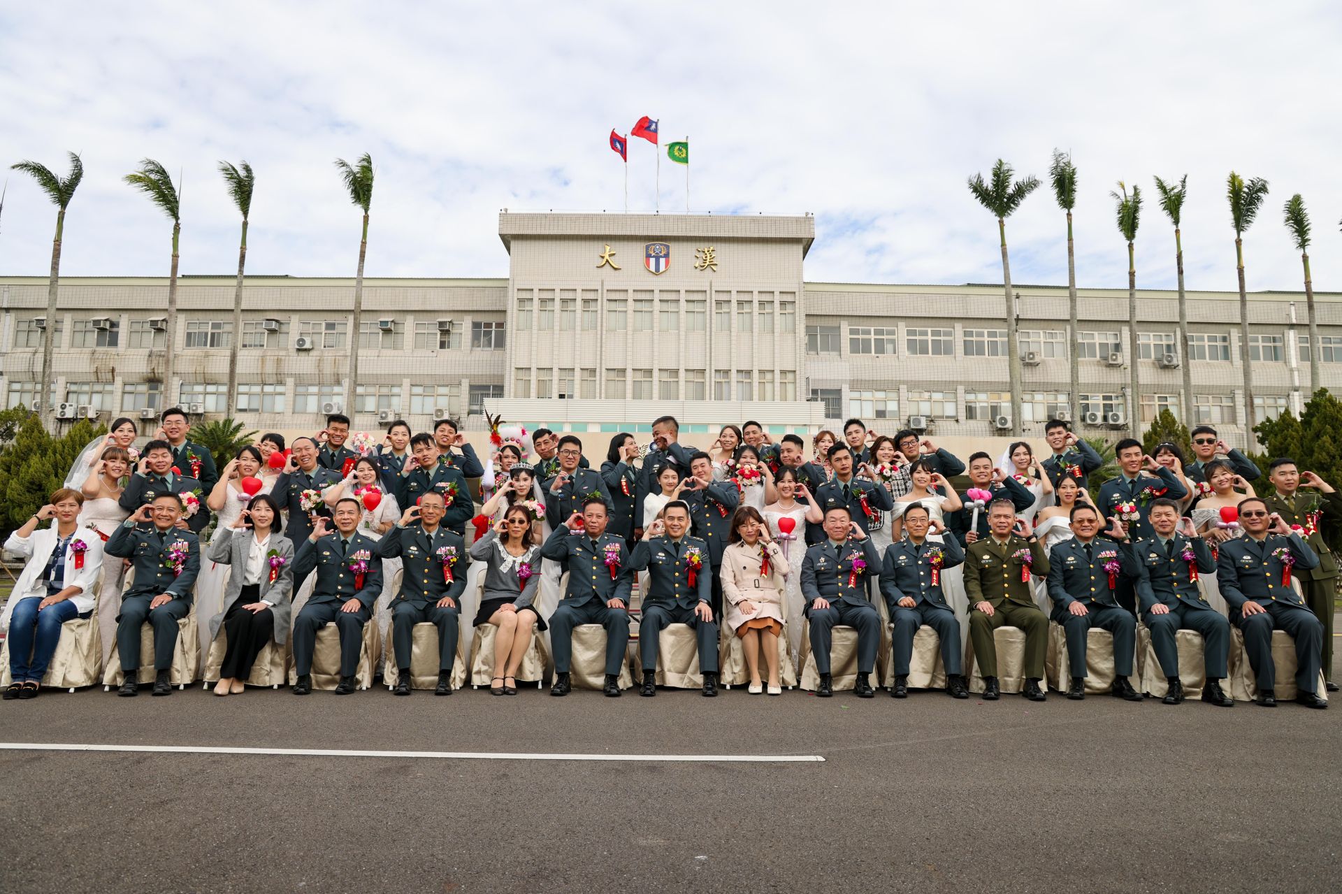 參與聯合婚禮的佳偶們與各級長官開心合影留念。（記者王子昌攝）