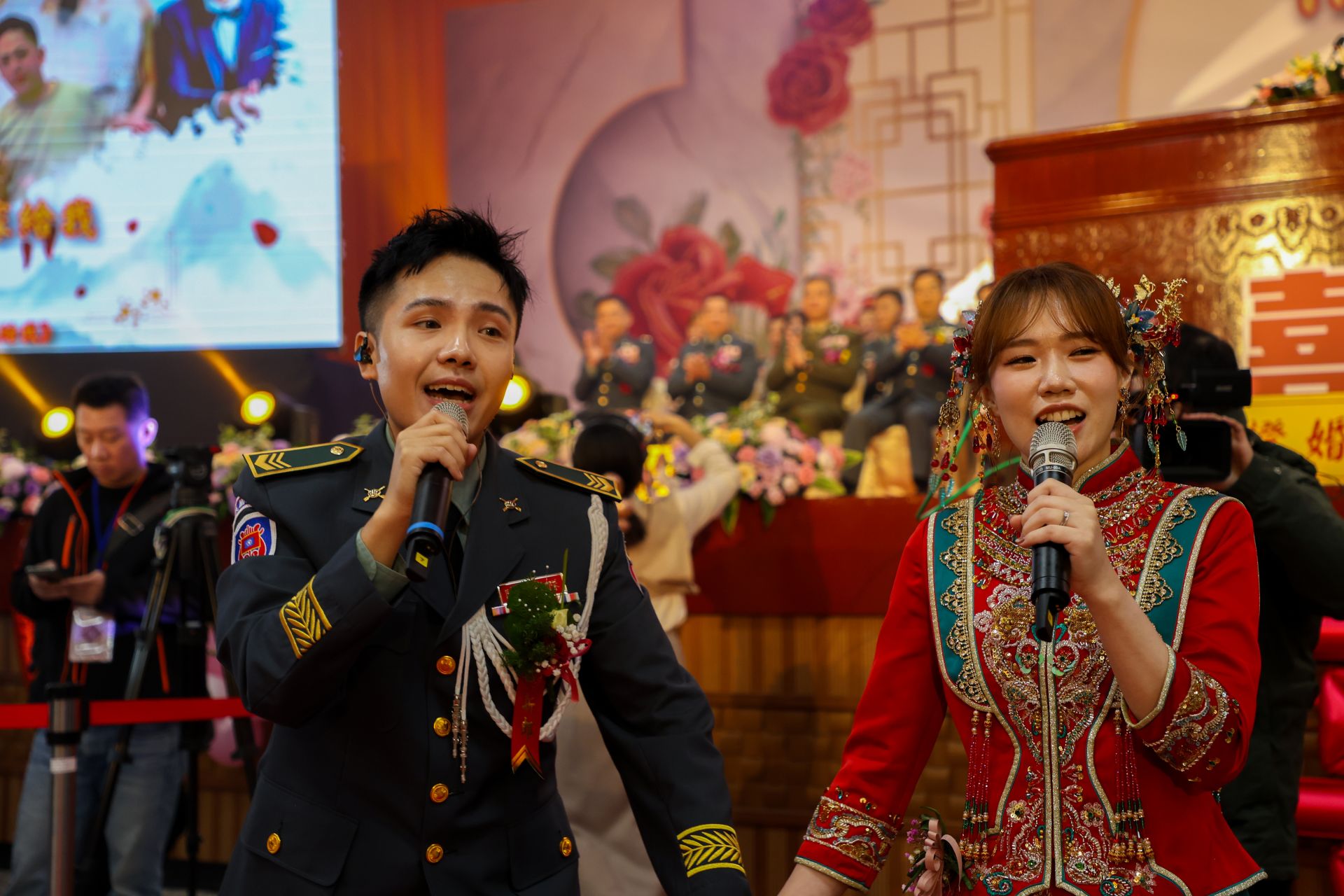 新人伉儷帶來活潑輕快的歌曲，為婚禮活動揭開幸福洋溢的序幕。（記者王子昌攝）