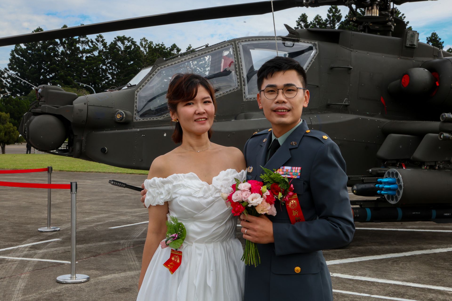 584旅聯兵3營副營長蔡少校賢伉儷。（記者連琳攝）