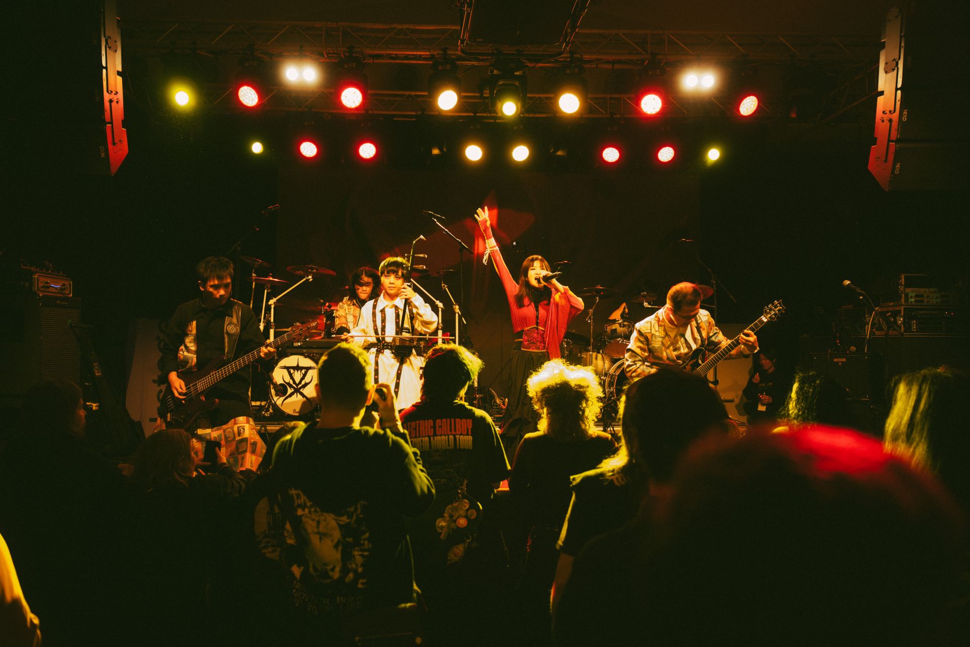 F:F:F音樂節由恆月三途打頭陣登場，主唱周慕姿褪以淒美聲線敘述臺灣過往歷史記憶，一連帶來〈念伊人〉、〈雁紛飛〉、〈孤燈微微〉等多首作品。（文總提供）