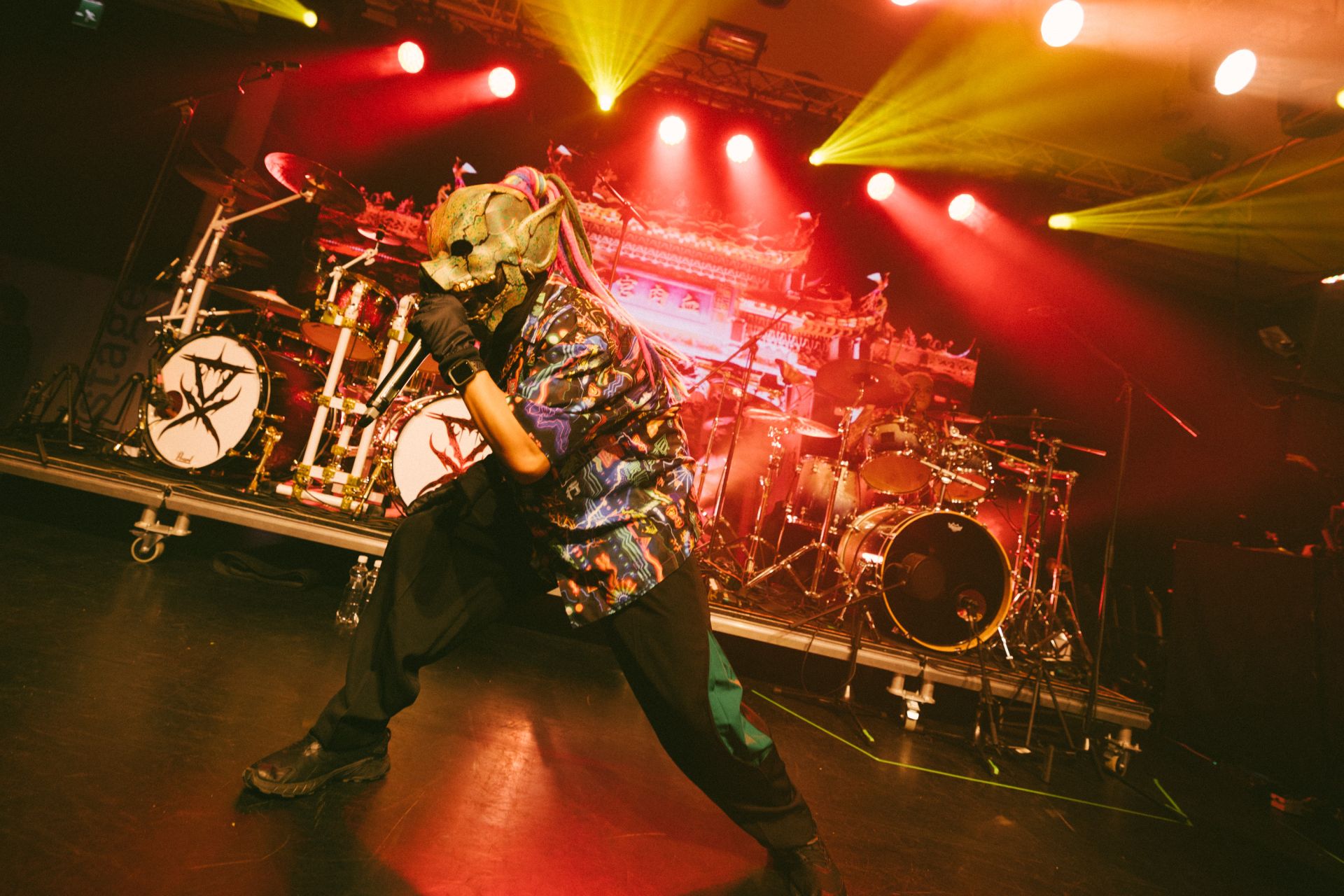 血肉果汁機頂著招牌豬頭造型的主唱GIGO一上場，立刻展現炸裂嘶吼聲，瞬間點燃全場氣氛。（文總提供）