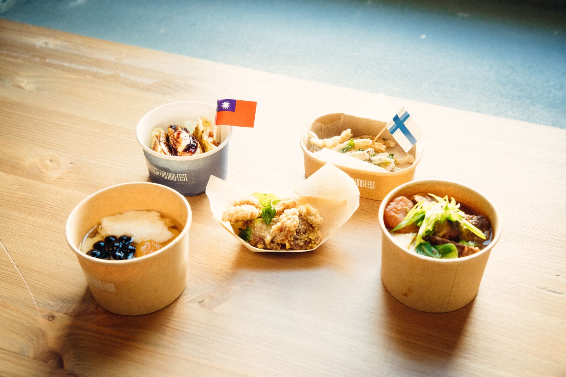 索艾克準備薯泥起司蛋餅、番茄紅燒牛肉麵、鹹酥雞、薑汁粉圓豆花等臺式經典料理，攻佔北歐朋友的味蕾。（文總提供）