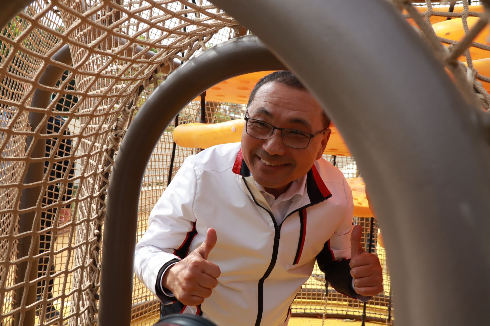 新北市長侯友宜親身體驗快樂公園的各項遊具設施。(新北市工務局提供)