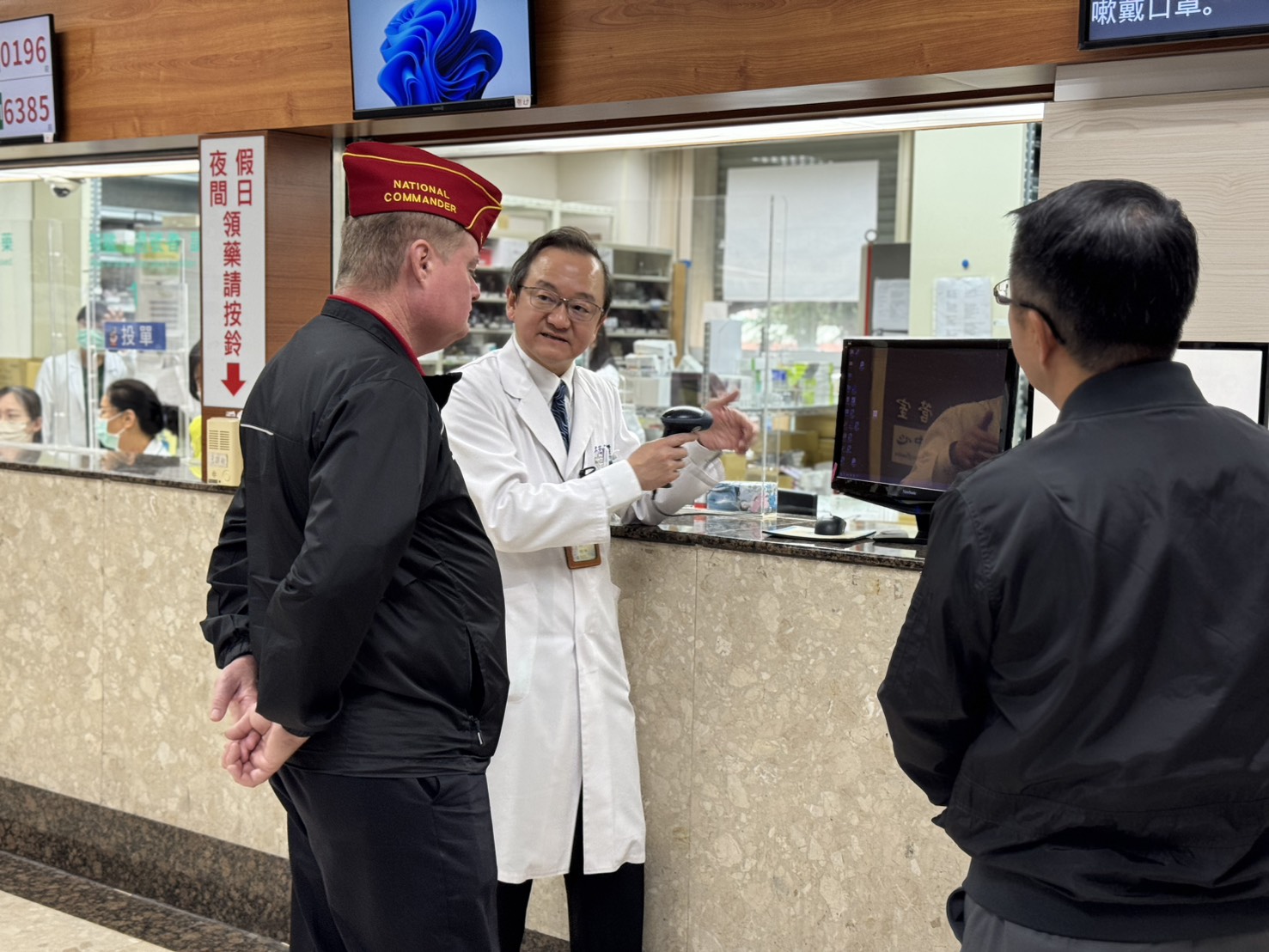 高榮南院院長鄭名芳示範智能雙向藥櫃運作，強調智慧取藥提升效率、降低感染風險並強化用藥安全。（高榮南院提供）