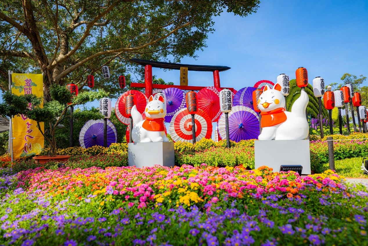 「菊開祈願．臺日友好 笠間菊花節」展區結合日本神社點燈祈福，為每一份夢想點亮光芒。（臺北市政府提供）