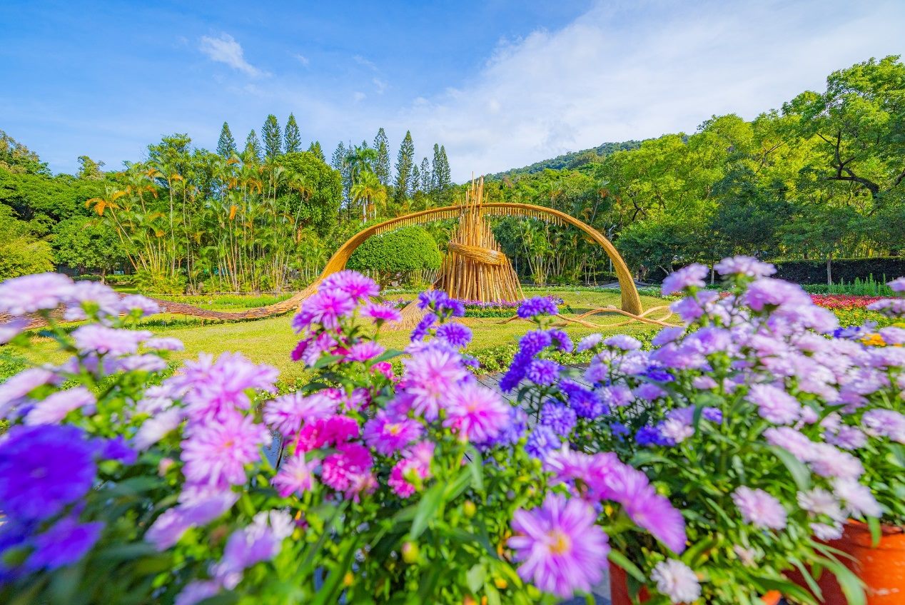 邀請花東地景藝術家撒部．噶照打造結合陽光、空氣及水三元素的「風起光湧」藝術裝置。（臺北市政府提供）