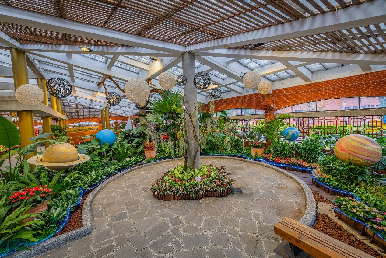 室內展館「領航圓夢星海漫遊」則將大菊及觀葉植物化作航海與太空冒險的奇幻景致。（臺北市政府提供）