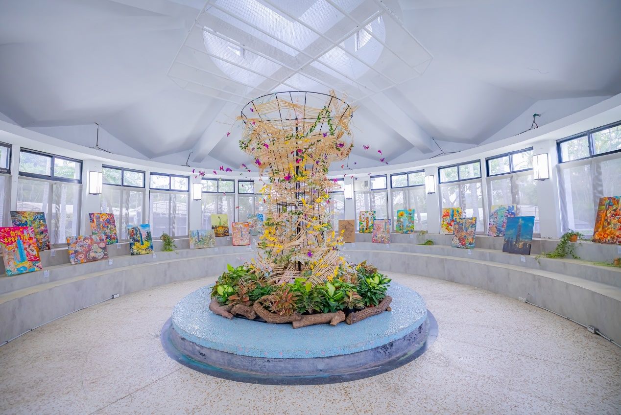 展出「臺灣好好玩2025臺北101國際繪畫比賽」得獎作品，並與藝術家合作打造全新地景藝術裝置。（臺北市政府提供）