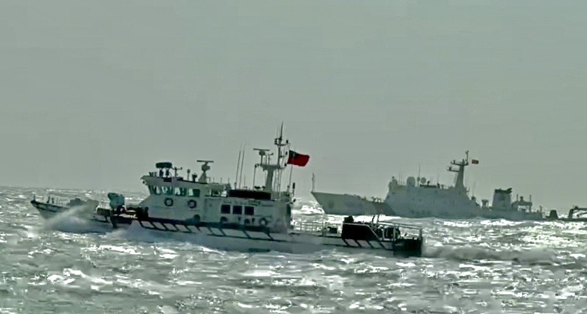 海巡署偵獲中共海警船出現在金門周邊海域，立即調動巡防艇前推部署。（海巡署提供）