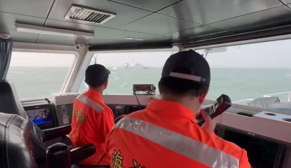 海巡署偵獲中共海警船出現在金門周邊海域，立即調動巡防艇前推部署。（海巡署提供）