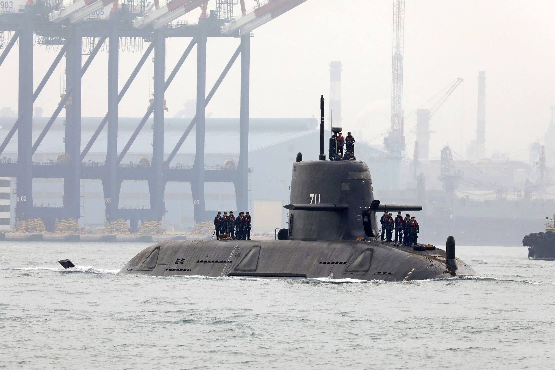 海鯤軍艦今日進行第5次浮航測試，為下一階段的潛航測試做整備。（記者孫建屏攝）