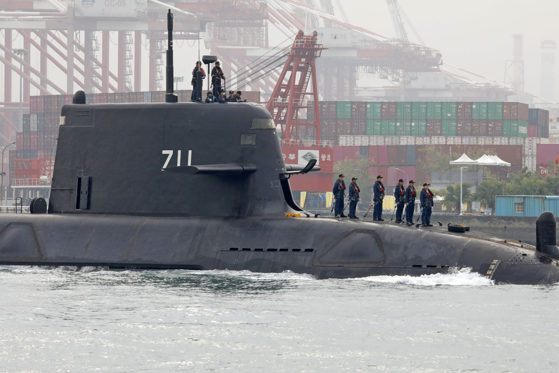 海鯤軍艦自高雄港第2港口以浮航航向外海。（記者孫建屏攝）