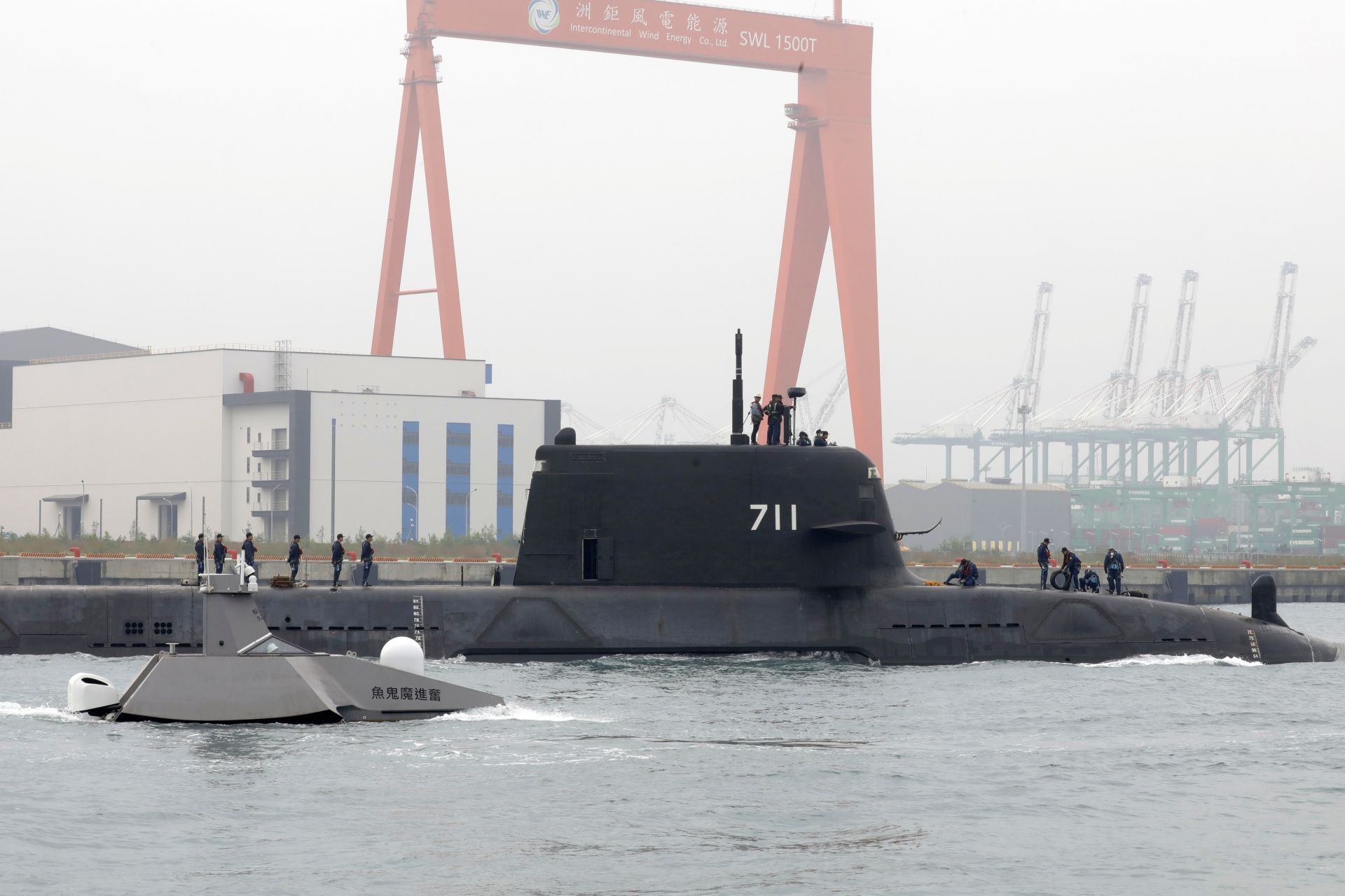 台船公司自製無人艇「奮進魔鬼魚號」伴隨海鯤軍艦出港。（記者孫建屏攝）